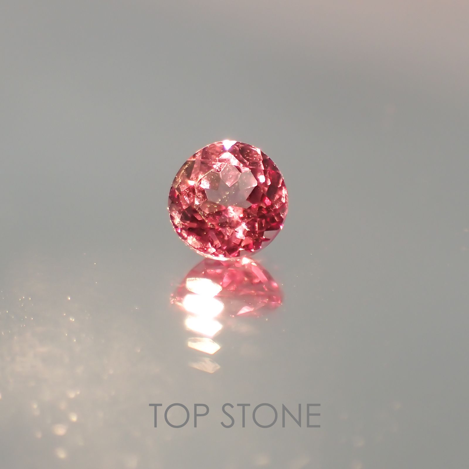 カラーチェンジマラヤガーネット タンザニア産 ルース 0.74ct[21059665]5.3×5.3mm前後
