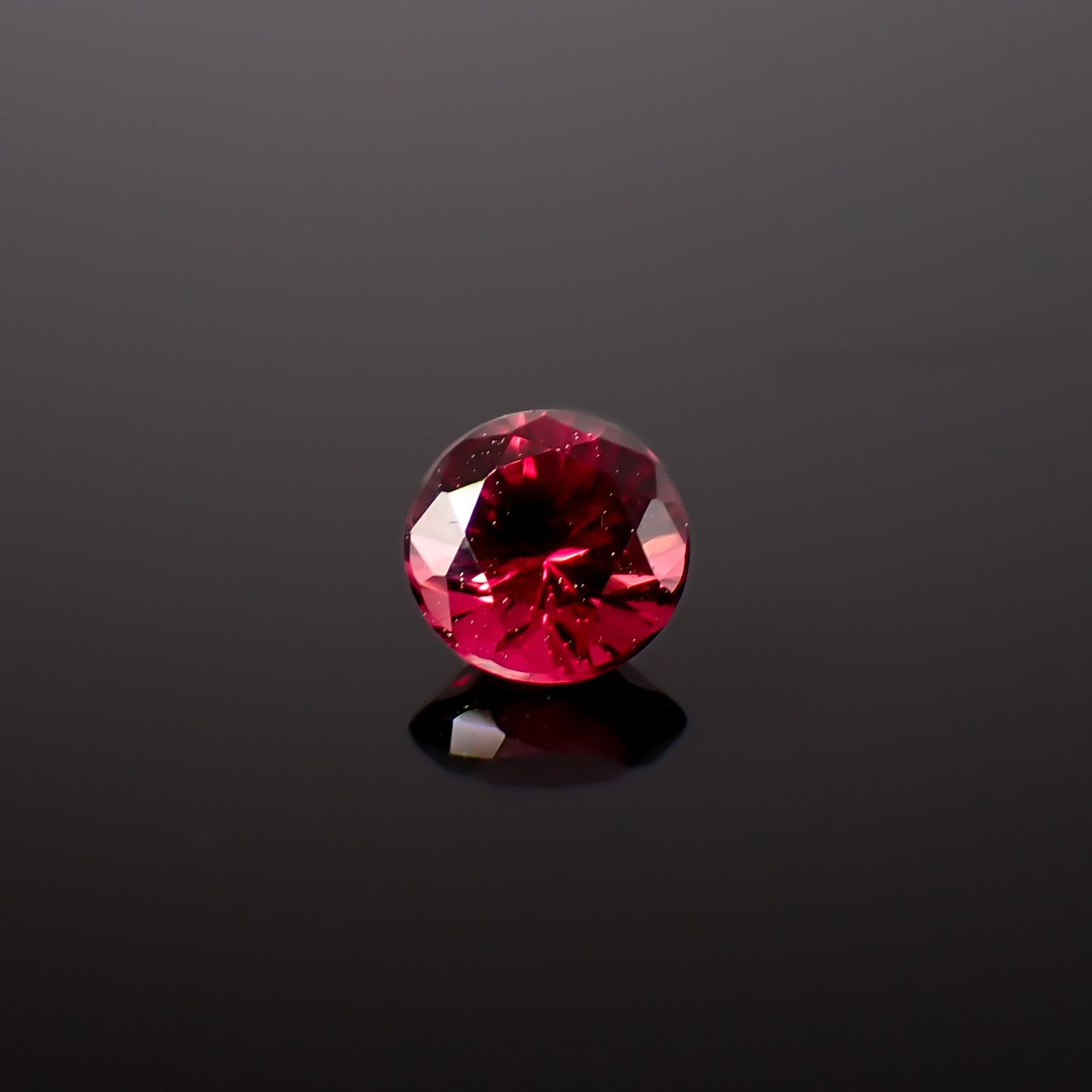 レッドスピネル タンザニア産 0.34ct / 4.3x4.2mm前後 [260732562]