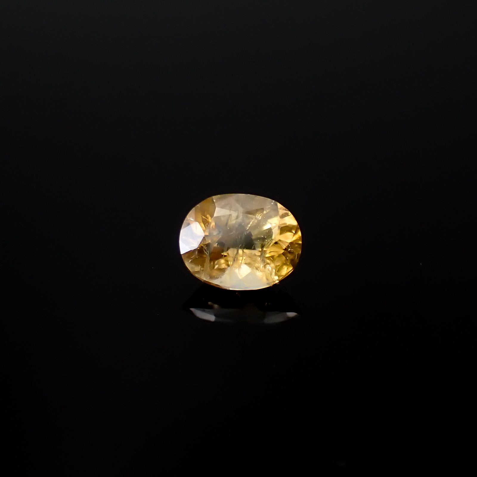 ゴールデンアイオライト(宝石名コーディエライト)マダガスカル産 識別済 0.23ct / 4.8x3.8mm前後 [260532199]
