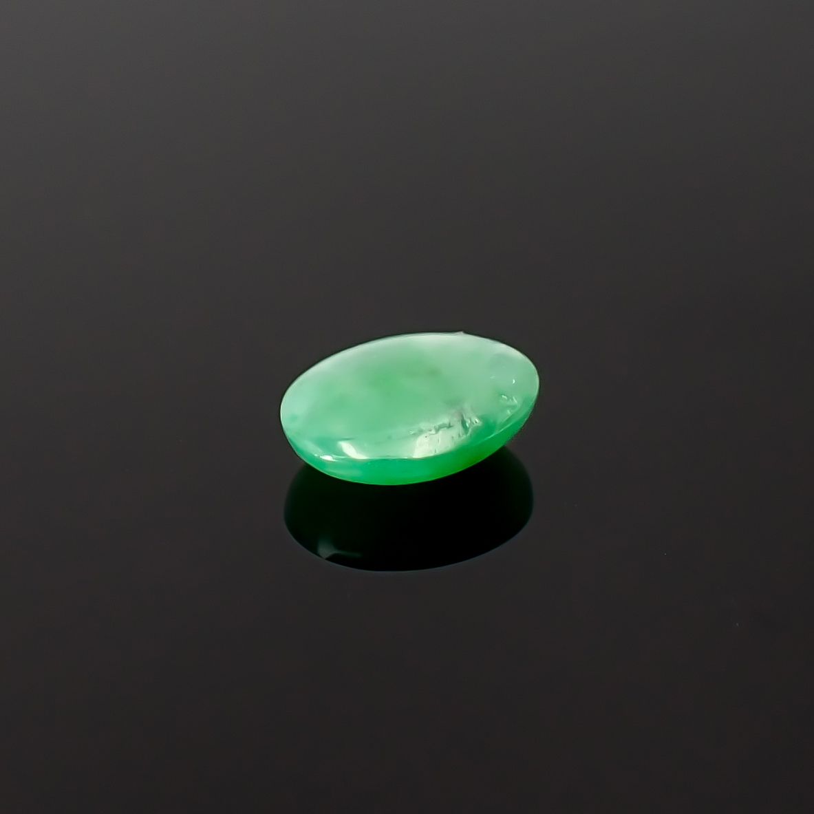 翡翠 ビルマ産 0.63ct / 6.5x5.1mm前後 [260532111]
