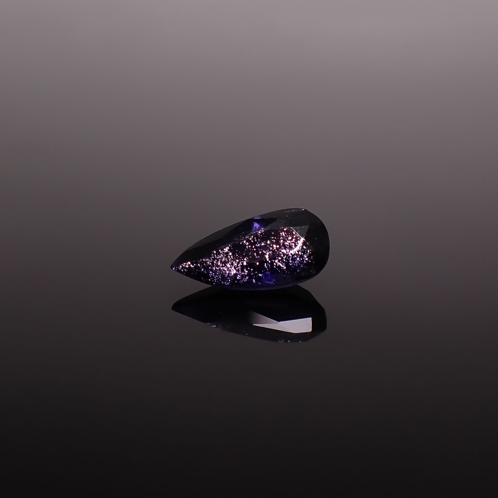 アイオライトサンストーン インド/ブラジル産 1.92ct / 11.9x6.1mm前後 [260231663]