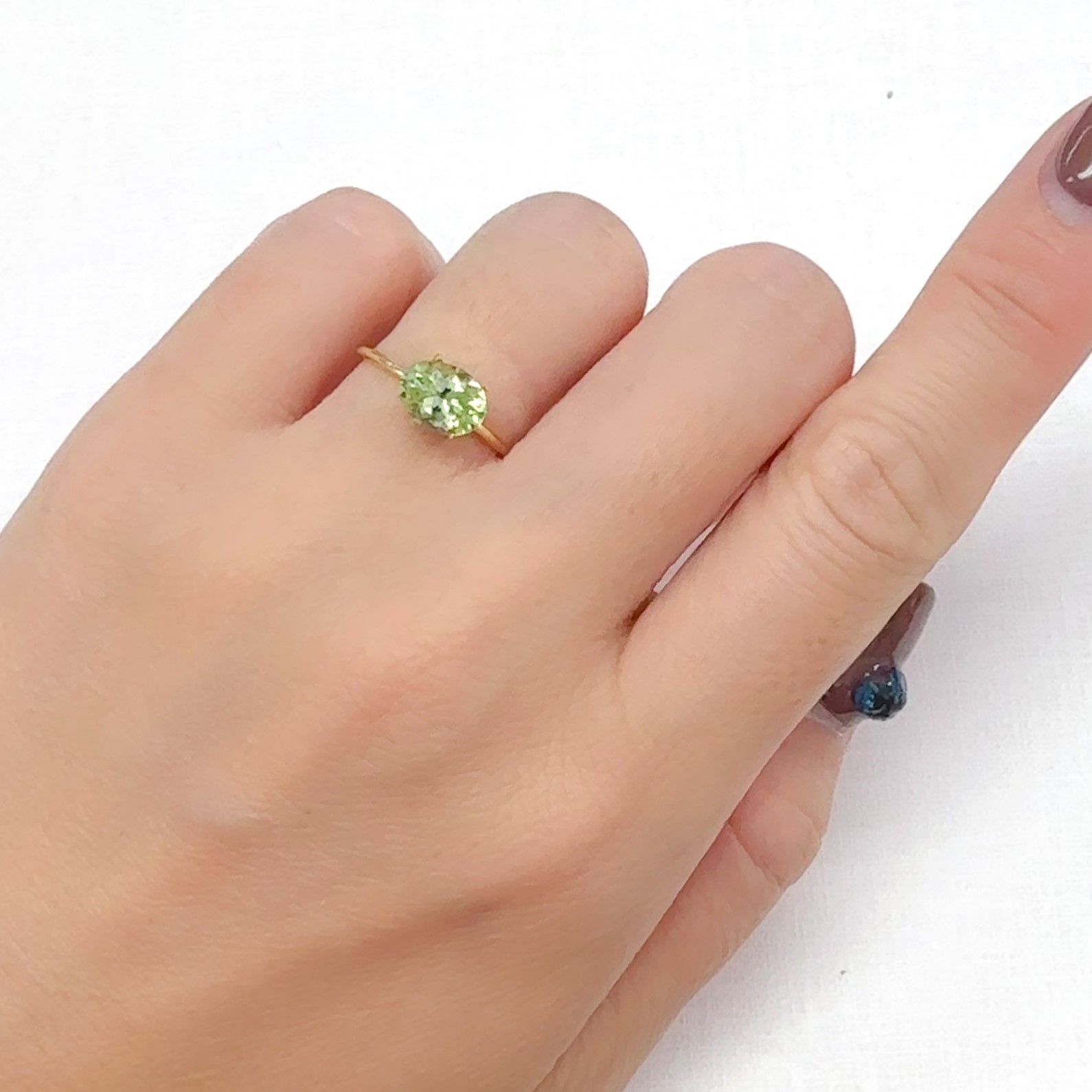 ペリドット(宝石名ペリドット)パキスタン/ノルウェー産 1.317ct ソ付(彩珠)[240728517]8x6.1mm前後