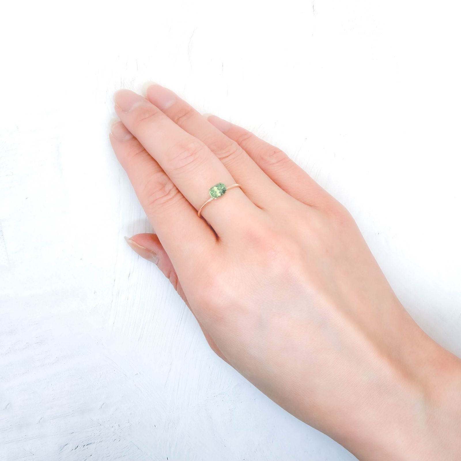 ミントガーネット(宝石名グリーン グロッシュラー・ガーネット) タンザニア産 ソ付(彩珠) 0.665ct / 6.1×4.3mm前後 [260411920]