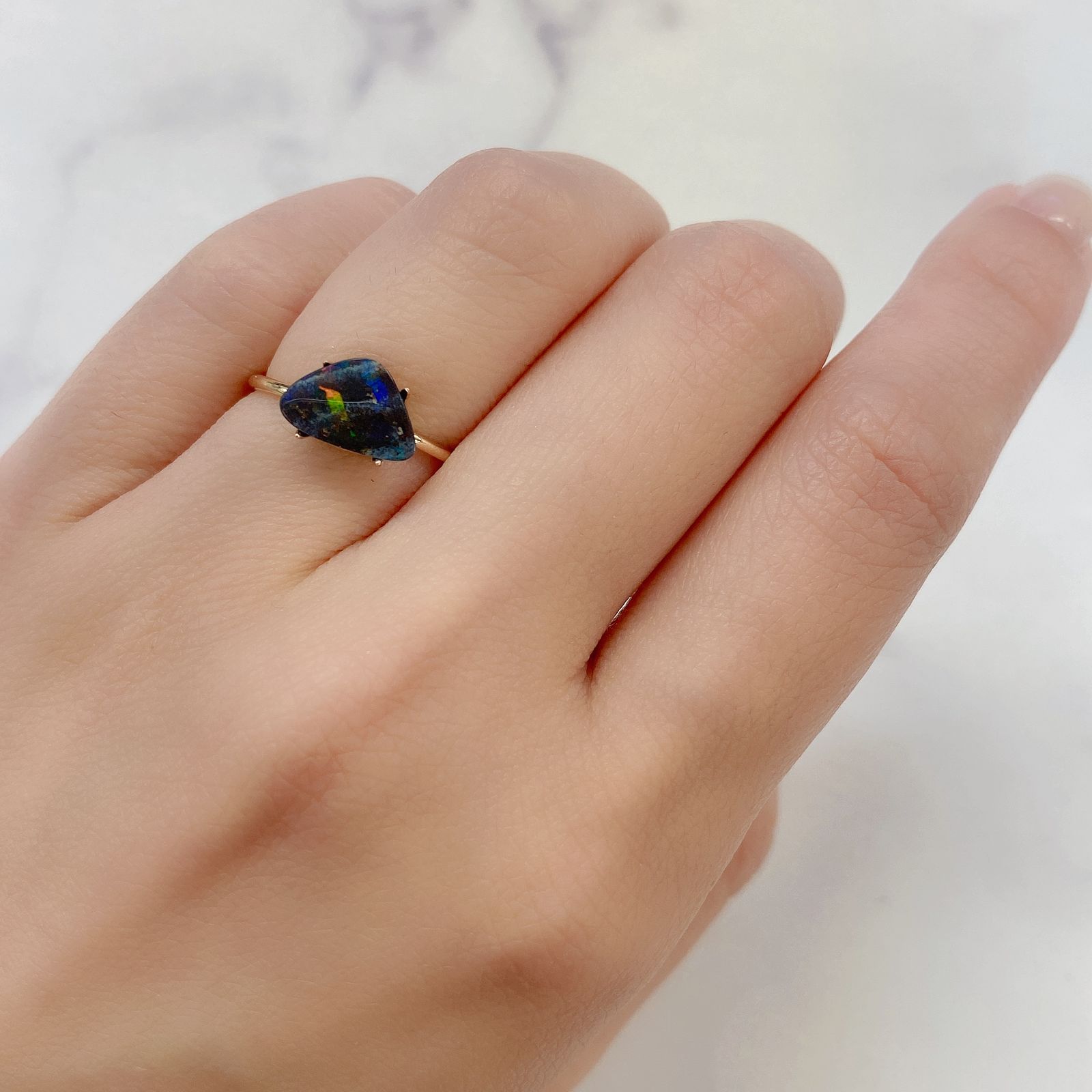 ボルダーオパール 原石磨き(宝石名ボルダー・オパール) オーストラリア産 1.384ct ソ付(彩珠)[210611312]6.6×10mm前後