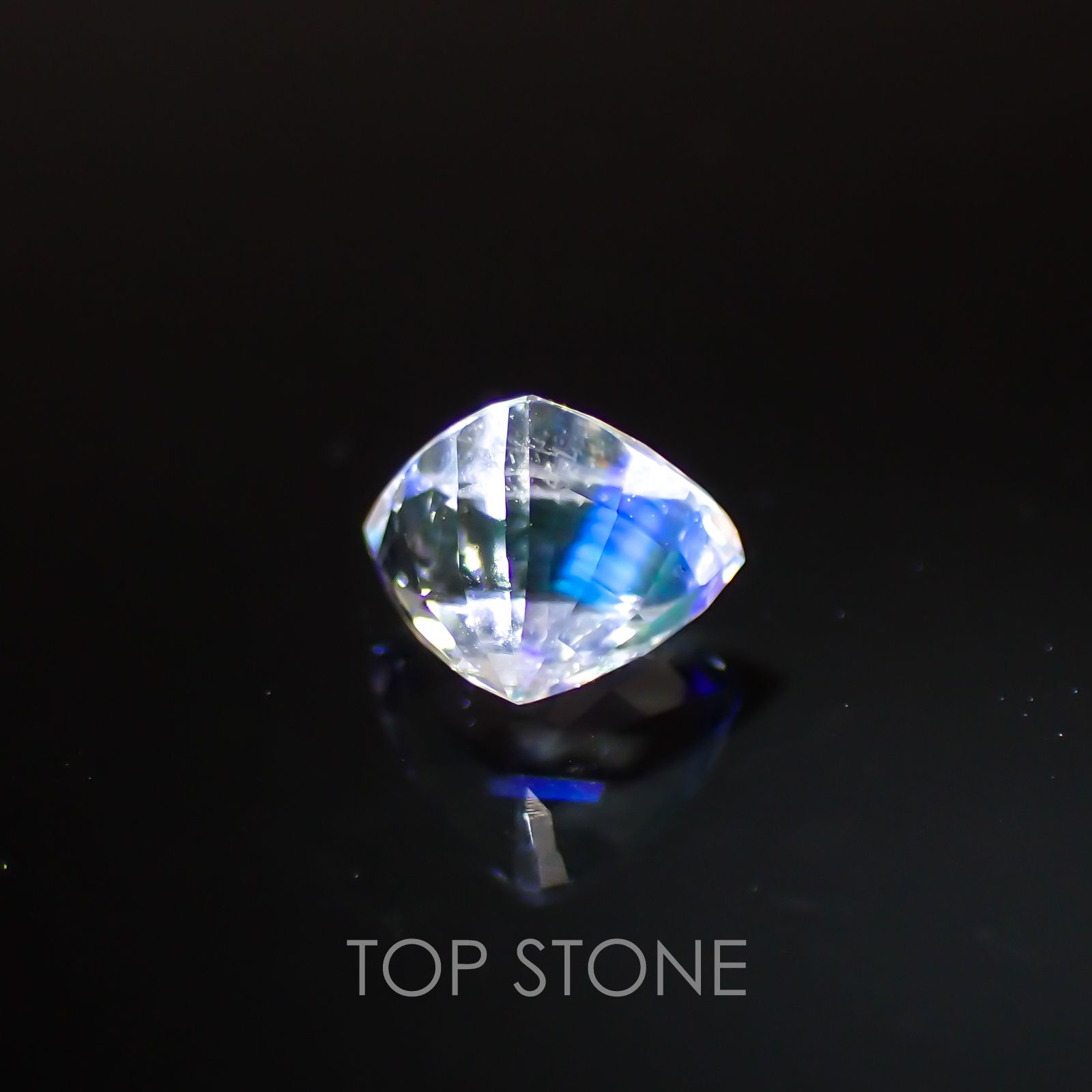 レインボームーンストーン(アンデシンラブラドライト) マダガスカル産 ルース 0.77ct[21059638]6.5×5.3mm前後