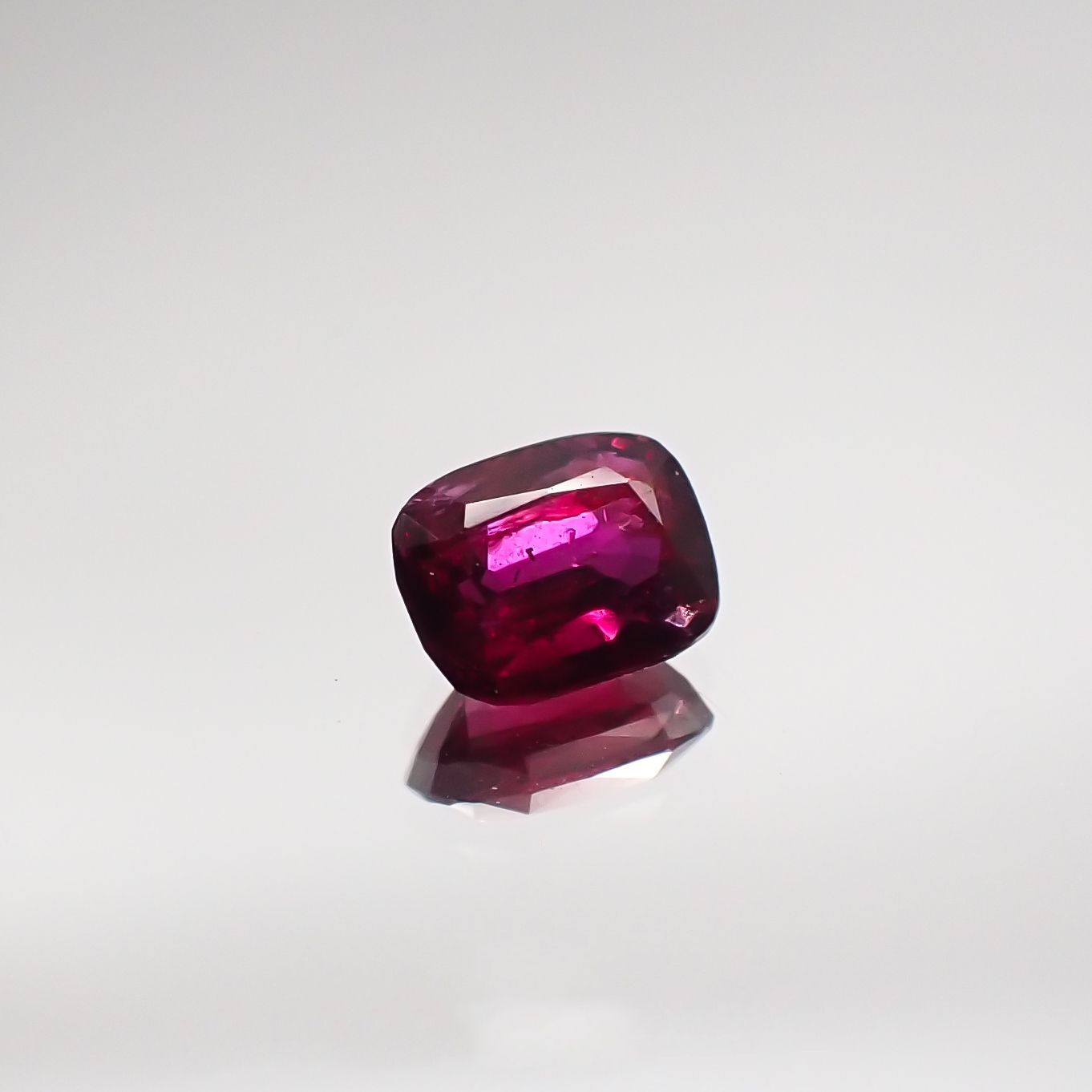 ルビー 非加熱(宝石名ルビー) マダガスカル産 0.45ct 識別済[210711737]4.8×3.7mm前後