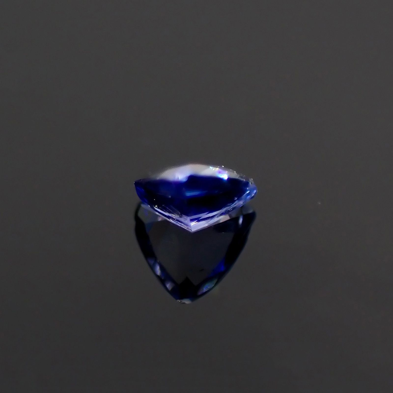ベニトアイト(宝石名ベニトアイト)アメリカ・カリフォルニア州産 識別済 0.038ct / 2.1x2.3mm前後 [260523213]