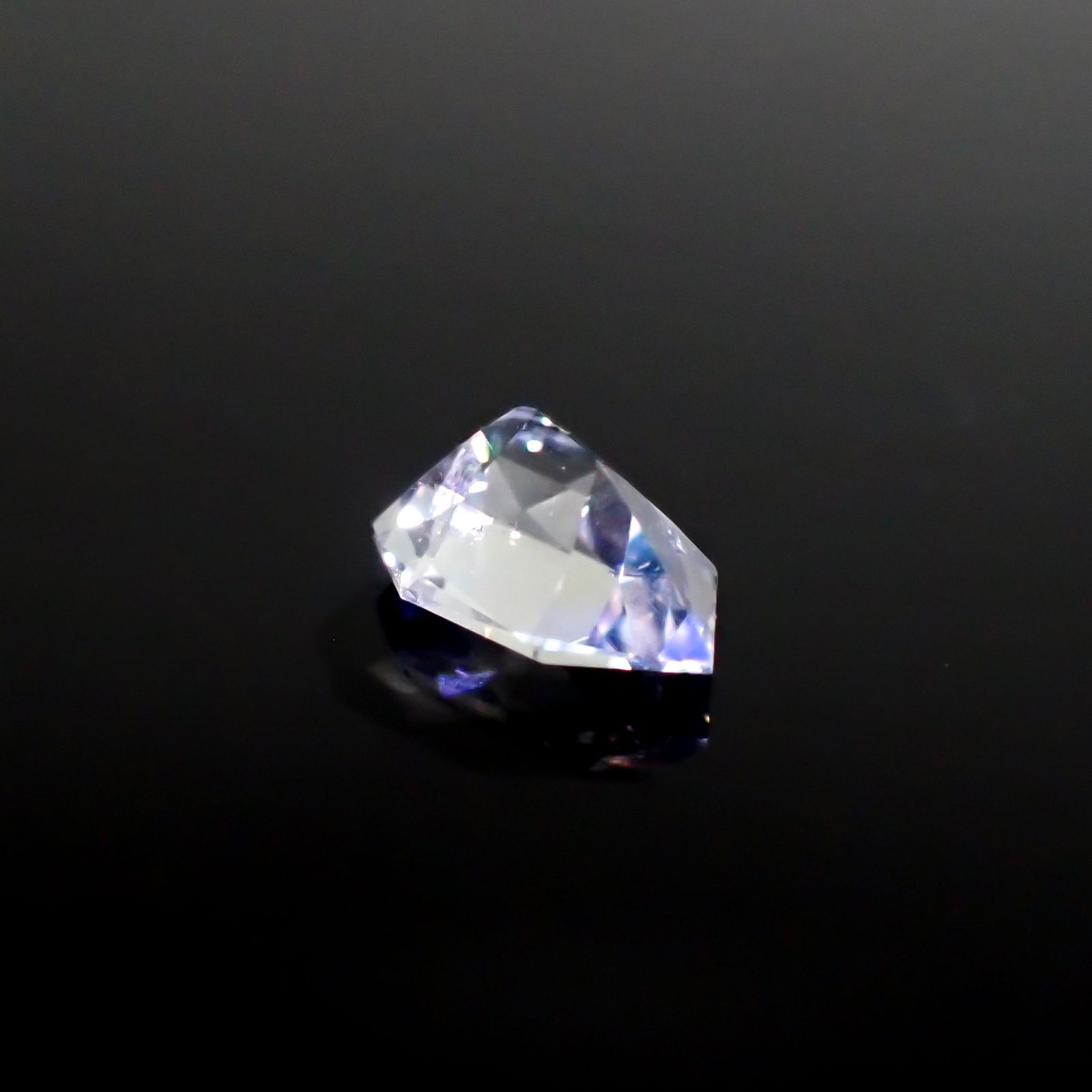 ◇カスタムカット◇レインボームーンストーン マダガスカル産 0.93ct [250229846]8.6x6mm前後