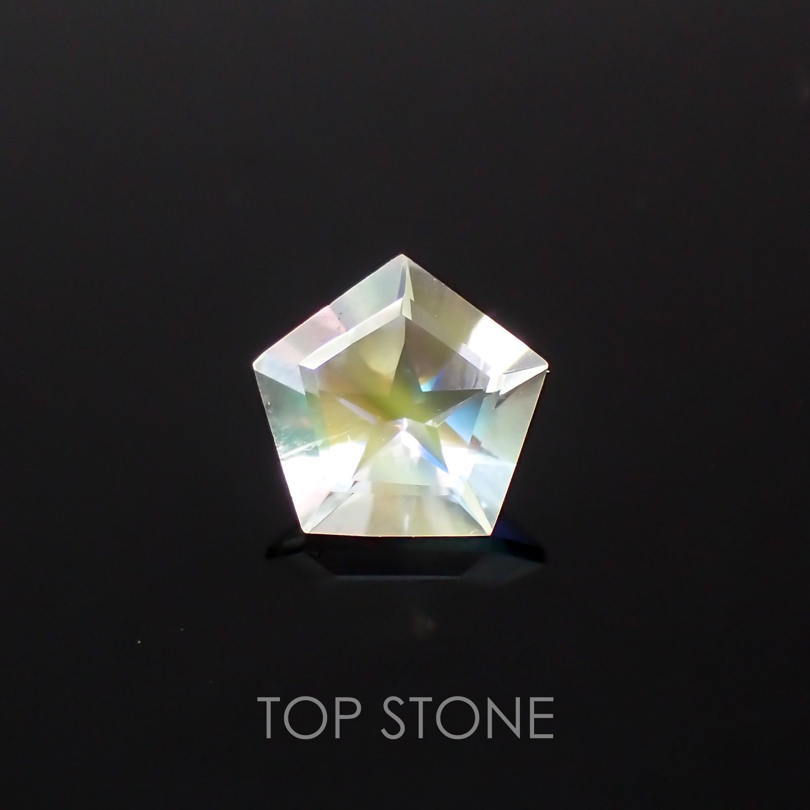 ◇ペンタゴンカット◇レインボームーンストーン(アンデシンラブラドライト) SA マダガスカル産 ルース 0.34ct[21059780]5.2×5.4mm前後