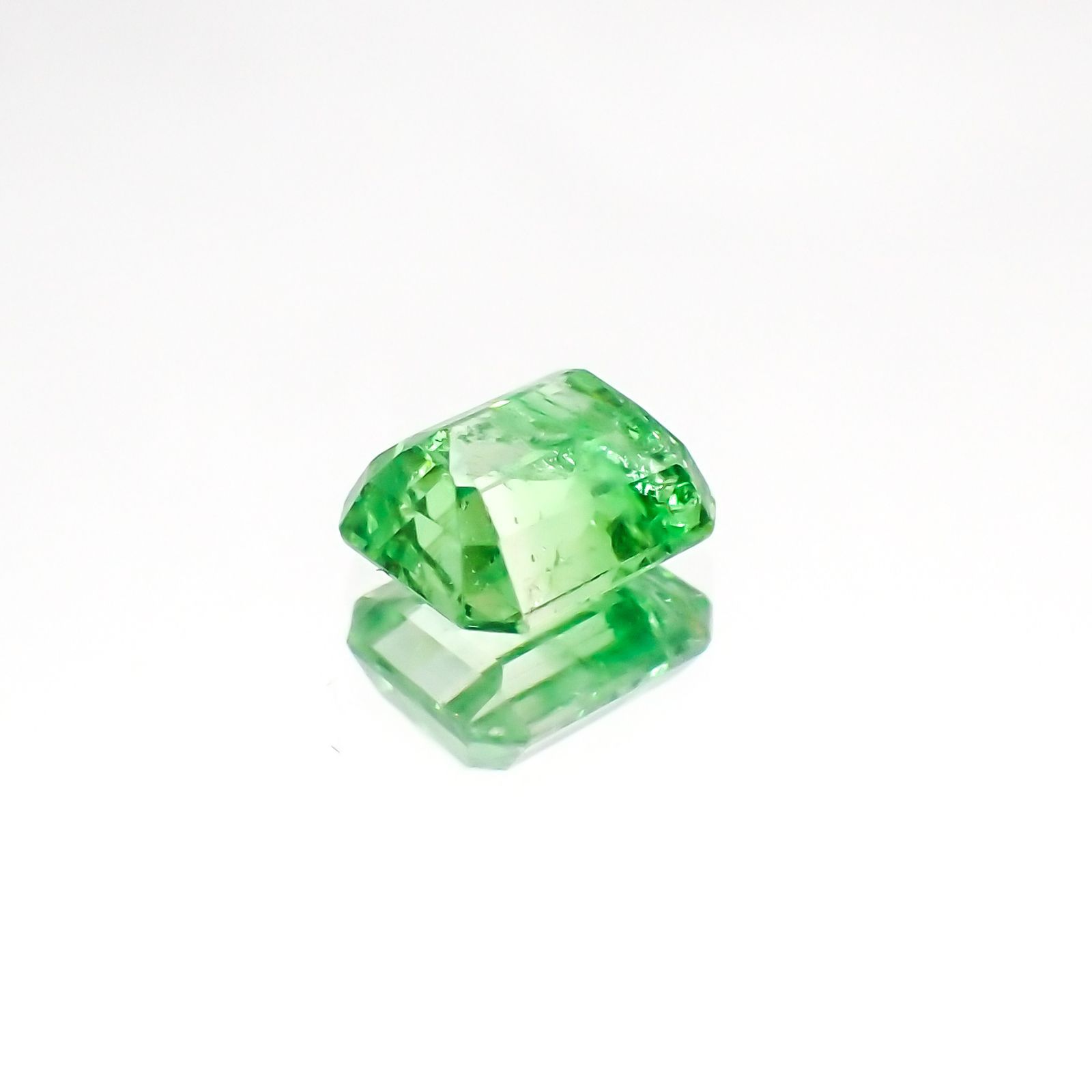 バイカラーツァボライト(宝石名グリーン グロッシュラー・ガーネット)タンザニア産 1.04ct 識別済[231124263]6x5mm前後