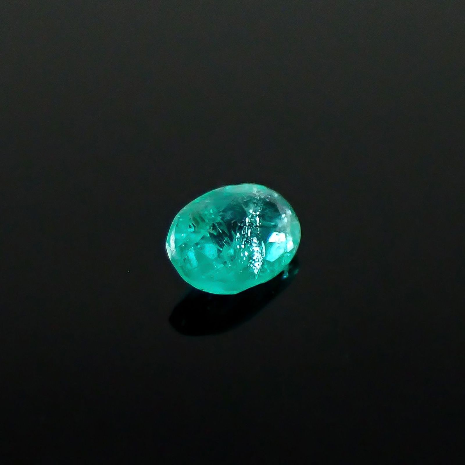 パライバトルマリン ブラジル・パライバ州バターリャ鉱山産 0.11ct / 3.8x2.7mm前後 [250931082]