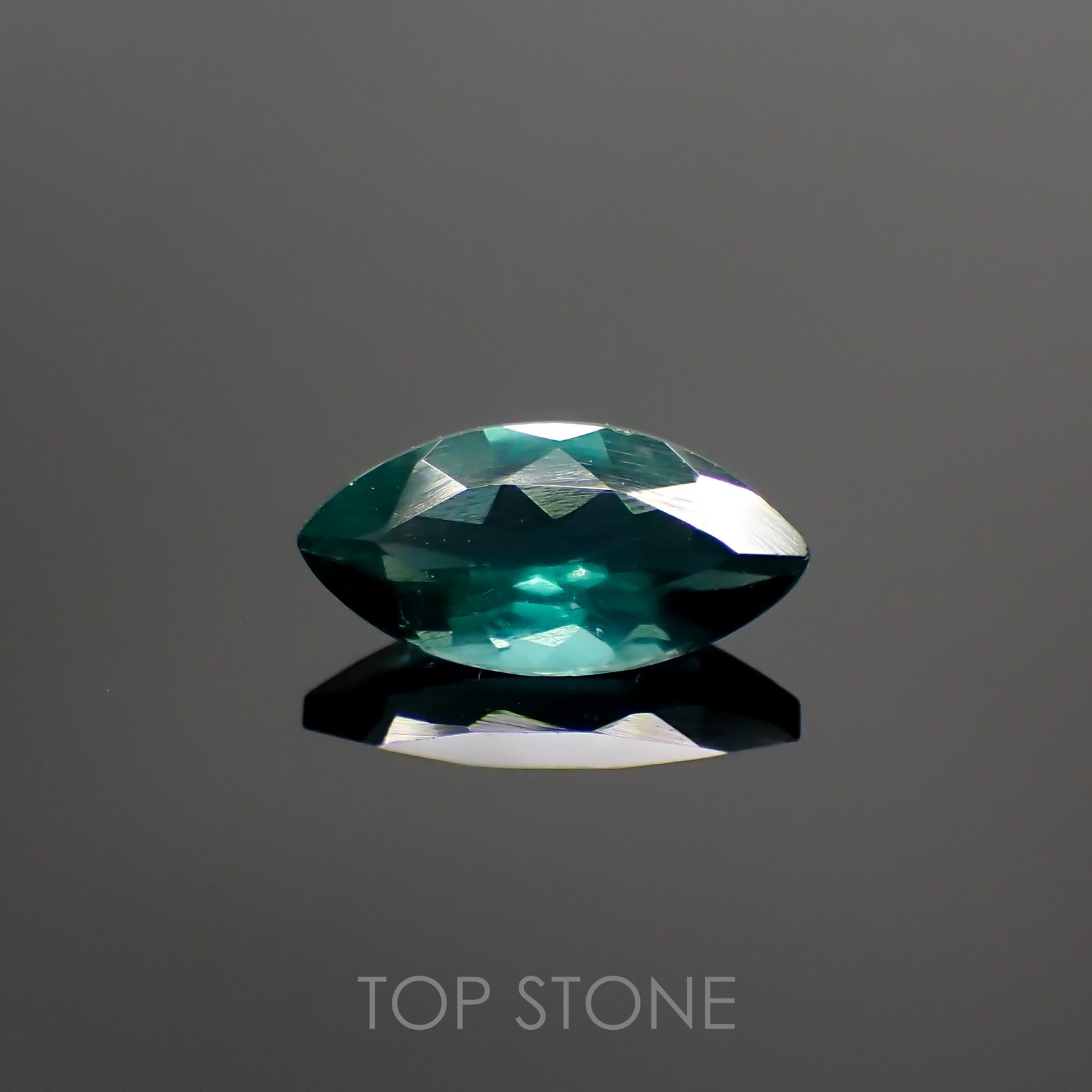 グリーンアパタイト(ノーブルモロキサイト)(宝石名アパタイト) マダガスカル産 0.57ct 識別済[210813148]8.1×4.1mm前後