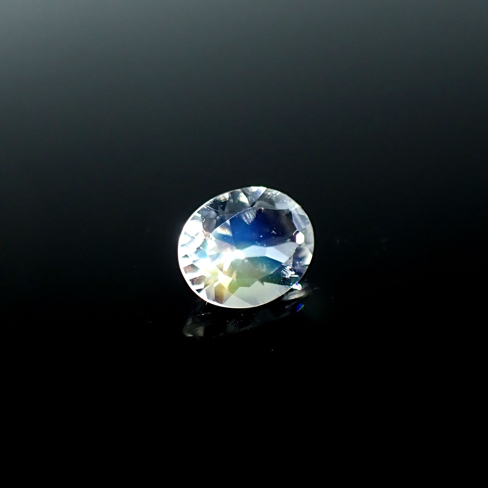 レインボームーンストーン(宝石名ラブラドライト)タンザニア産 0.67ct 識別済[250730916]6.8x5.5mm前後