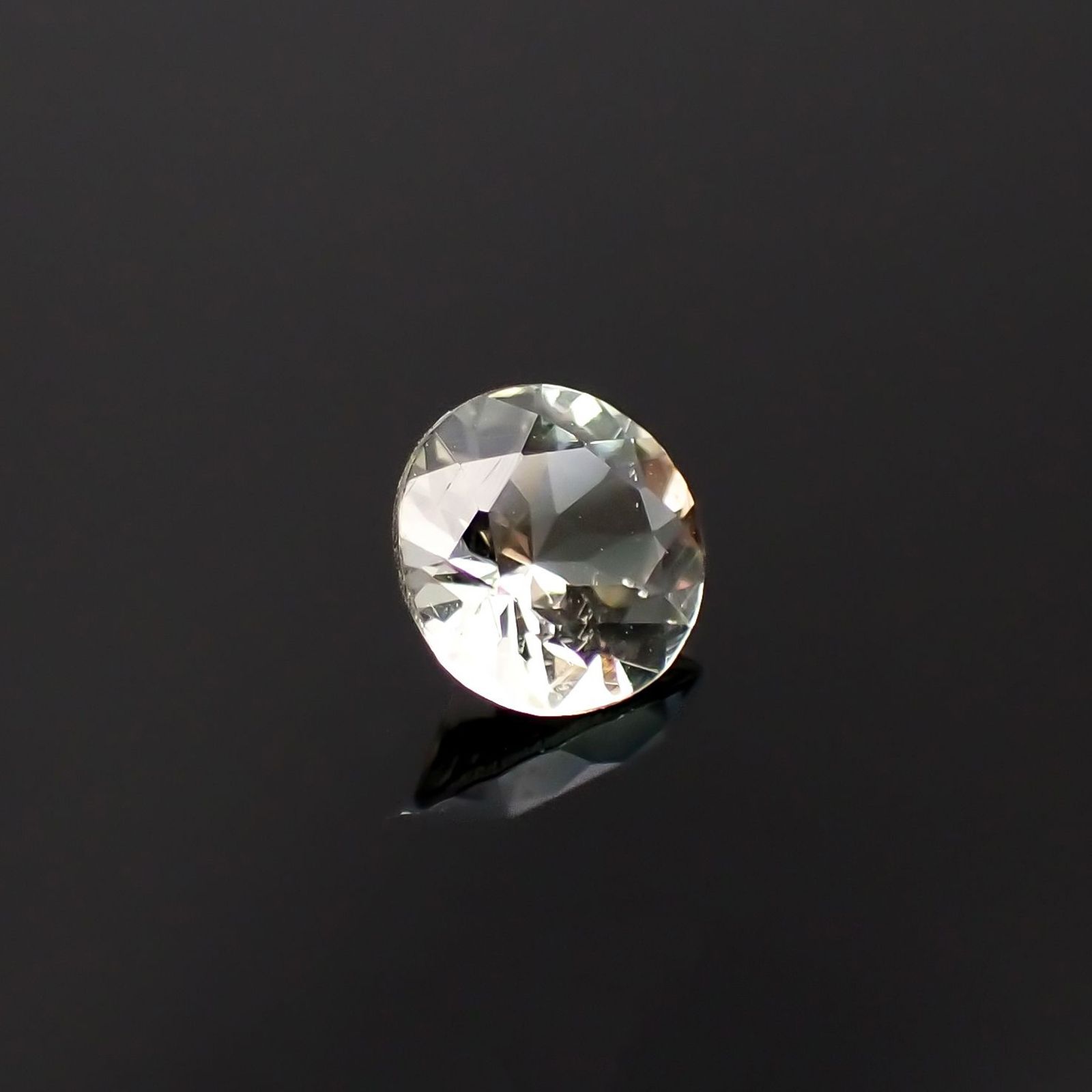 バイカラーオレゴンサンストーン アメリカ・オレゴン州産 0.65ct / 5.9x5.9mm前後 [230220682]