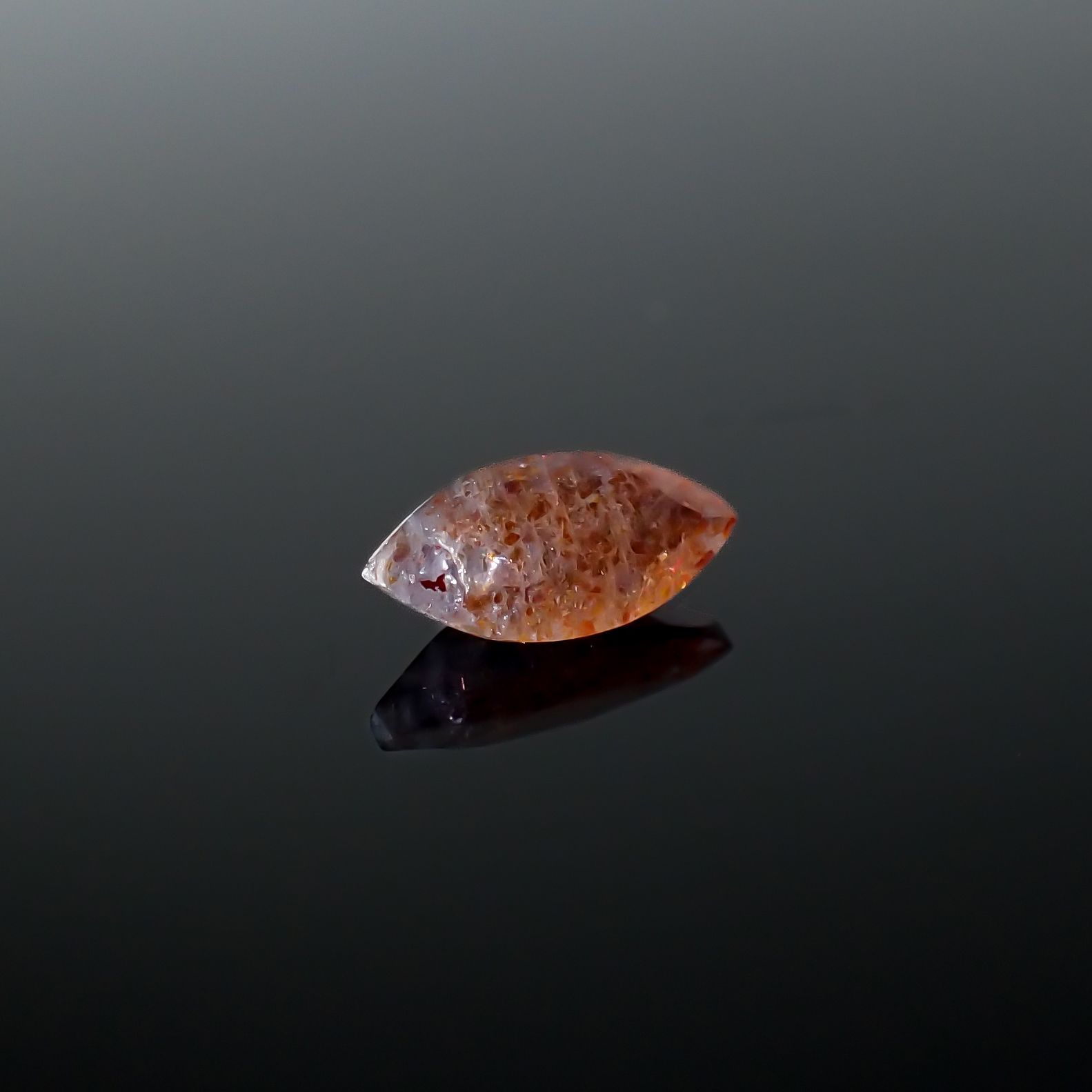 ブラッドショットアイオライト インド産 0.62ct[240125386]8.9x4.2mm前後