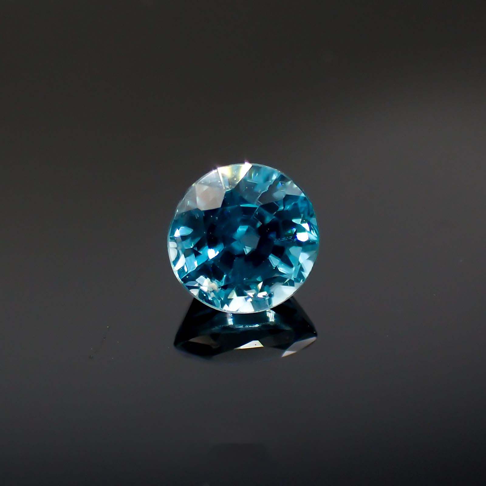 ブルージルコン(宝石名ブルー・ジルコン)カンボジア産 0.66ct 識別済[220716832]4.6x4.5mm前後