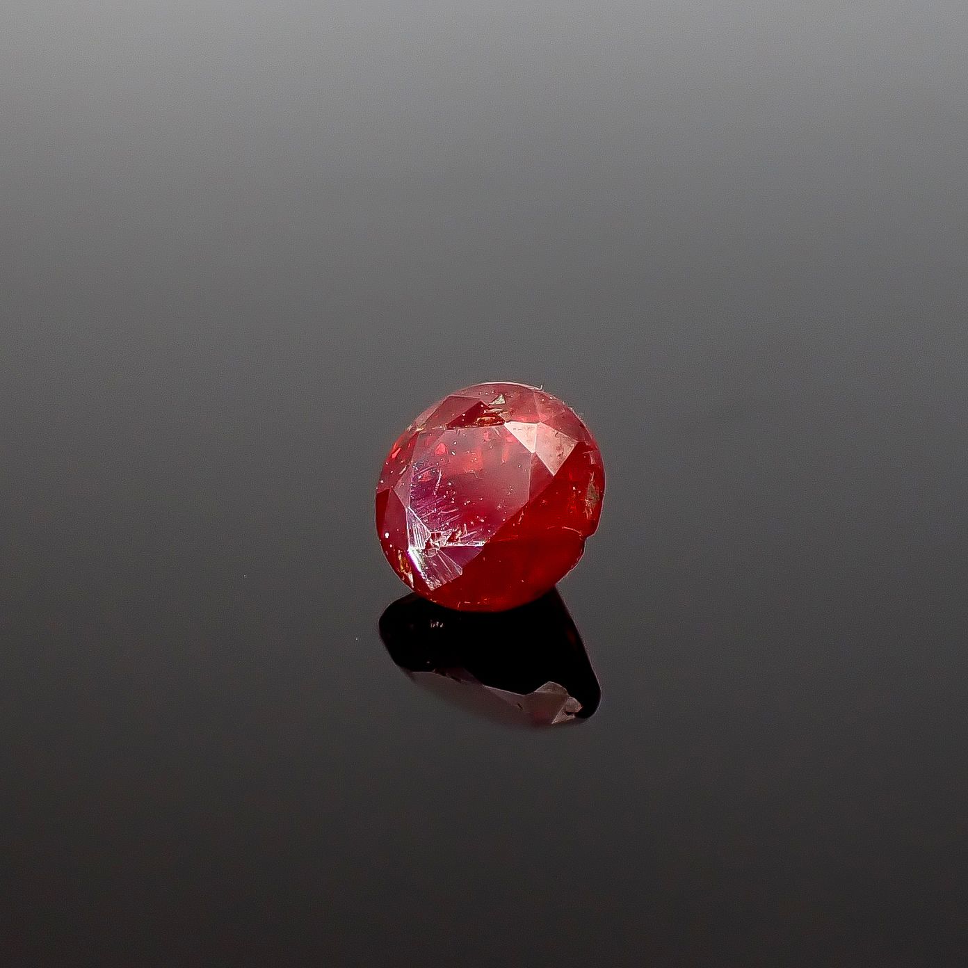ジンカイト 天然結晶(宝石名ジンカイト)アメリカ・ニュージャージー州フランクリン鉱山産 ソ付(日独) 0.768ct / 4.53x4.6mm前後 [260432073]
