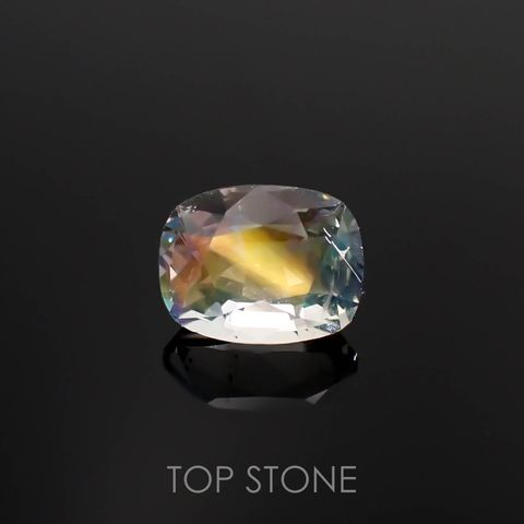 レインボームーンストーン(宝石名ラブラドライト)マダガスカル産 0.58ct 識別済[230119738]5.6x4.4mm前後
