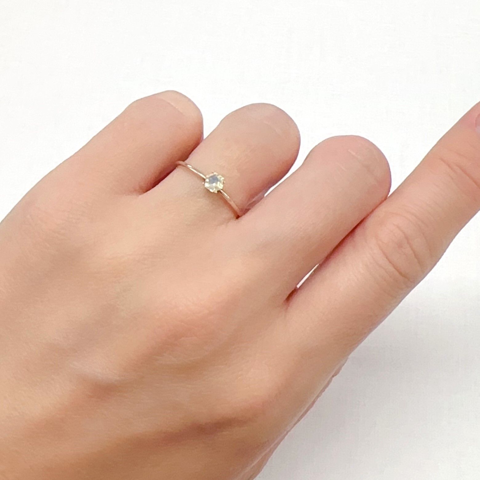 ◇ヘキサゴンカット◇エチオピアオパール エチオピア産 0.12ct[240226209]3.6x3.5mm前後