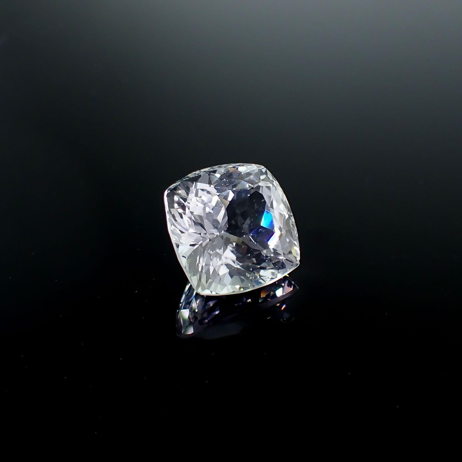 ブルースポジュミン フルオレッセンス(宝石名スポジュミン)アフガニスタン産 13.56ct ソ付(彩珠)[221018695]14x13.7mm前後