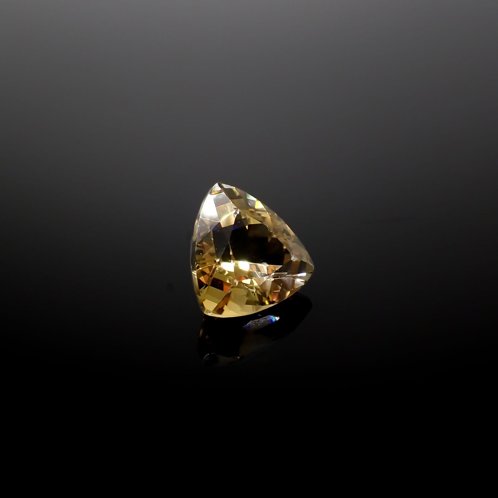 バライト(宝石名バライト)アメリカ・サウスダコタ州産 6.192ct ソ付(日独)[240327014]10.5x10.38mm前後