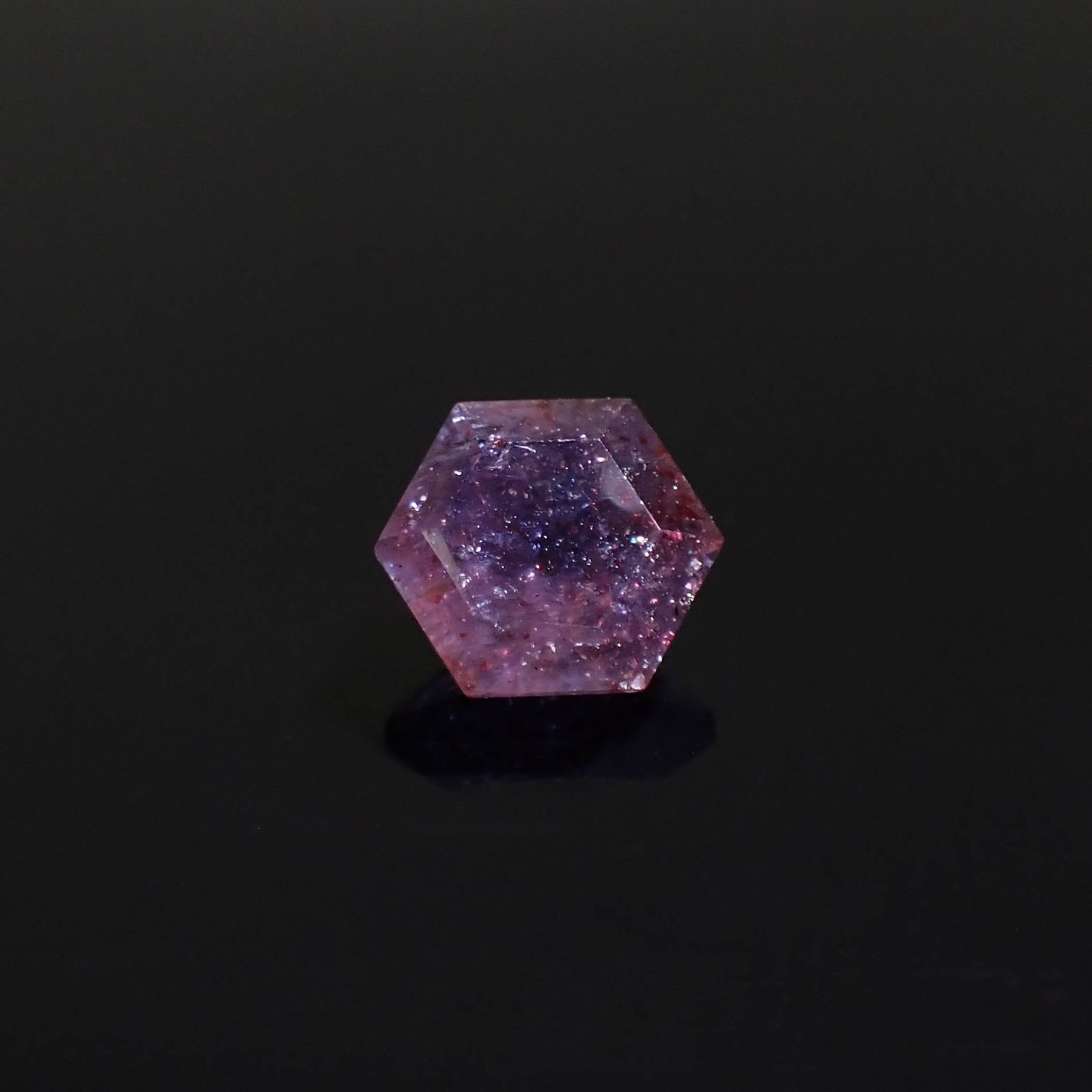 ◇ヘキサゴンカット◇ブラッドショットアイオライト インド産 0.91ct[230320938]6.1x6mm前後