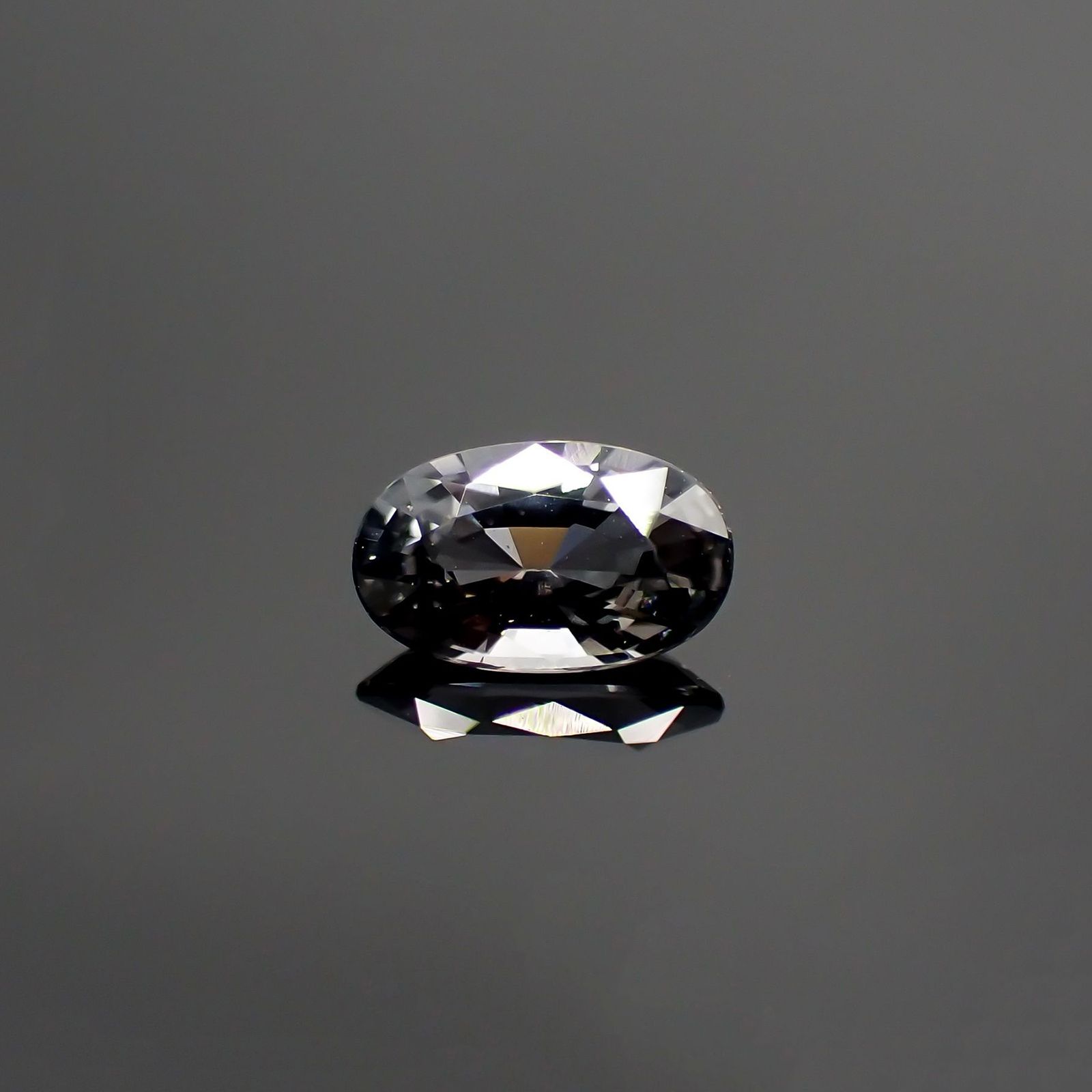 プラチナスピネル(宝石名スピネル) ビルマ産 0.581ct ソ付(彩珠)[250912850]6.6×4mm前後