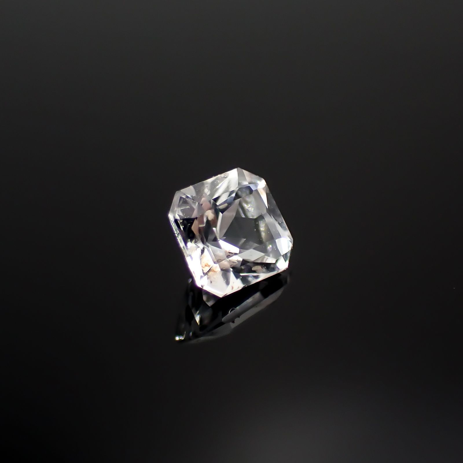 フェナカイト(宝石名フェナカイト)マダガスカル産 0.35ct 識別済[240628184]4.3x3.9mm前後