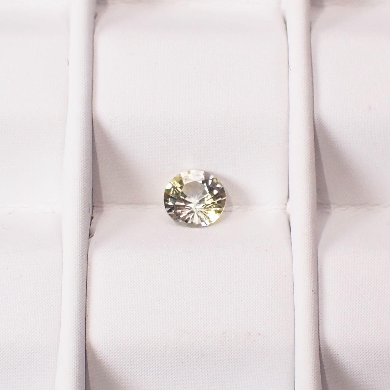 バイカラーサファイア スリランカ/マダガスカル産 0.31ct / 4.1x4.1mm前後 [250931135]