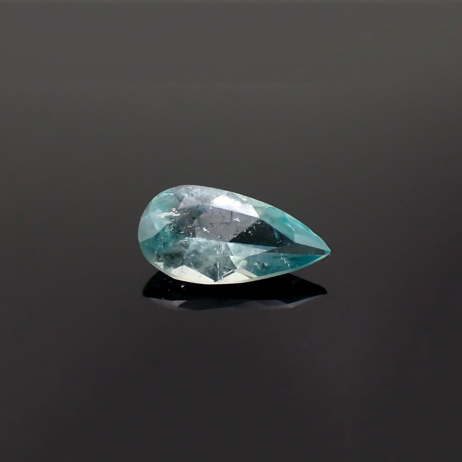 ユークレース(宝石名ブルー・ユークレース)コロンビア産 ソ付(彩珠) 0.796ct / 9.3x4.7mm前後 [221018683]