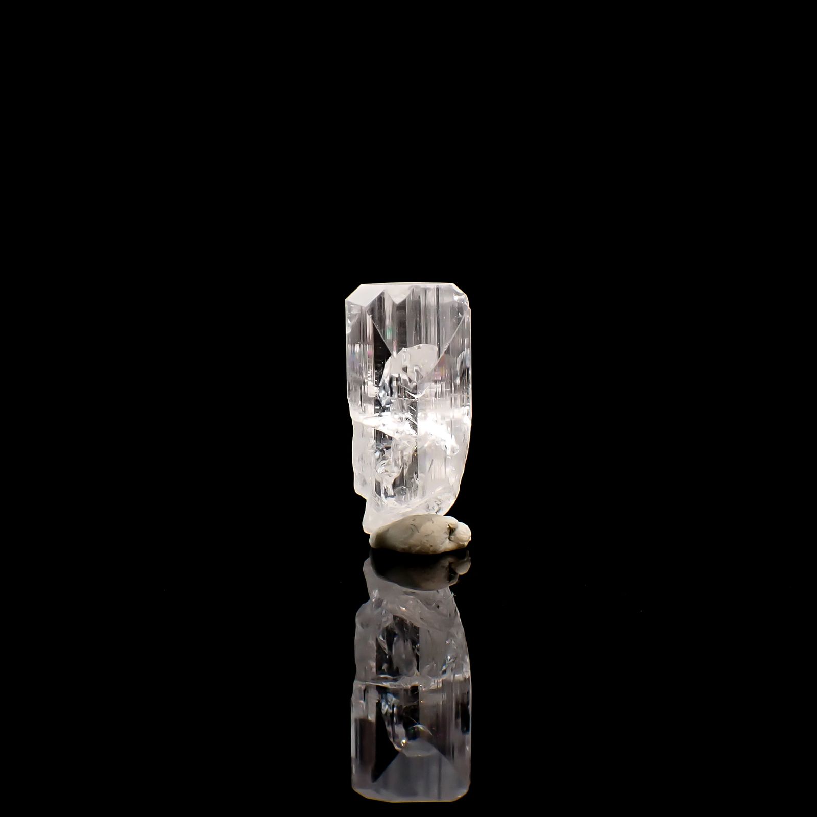 ダンビュライト原石 メキシコ産 9.85ct / 20x8.1mm前後 [260532170]