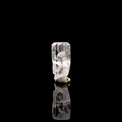 ダンビュライト原石 メキシコ産 9.85ct / 20x8.1mm前後 [260532170]