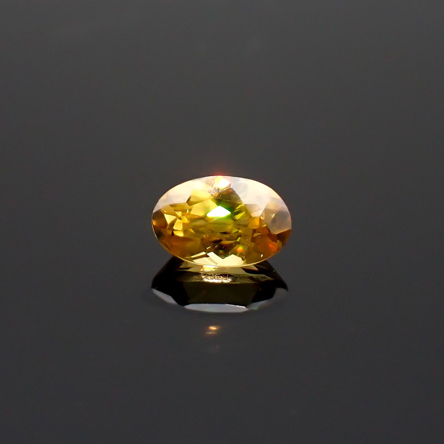 ゴールデンスフェーン(宝石名スフェーン)マダガスカル産 識別済 0.55ct / 6x3.8mm前後 [260632355]