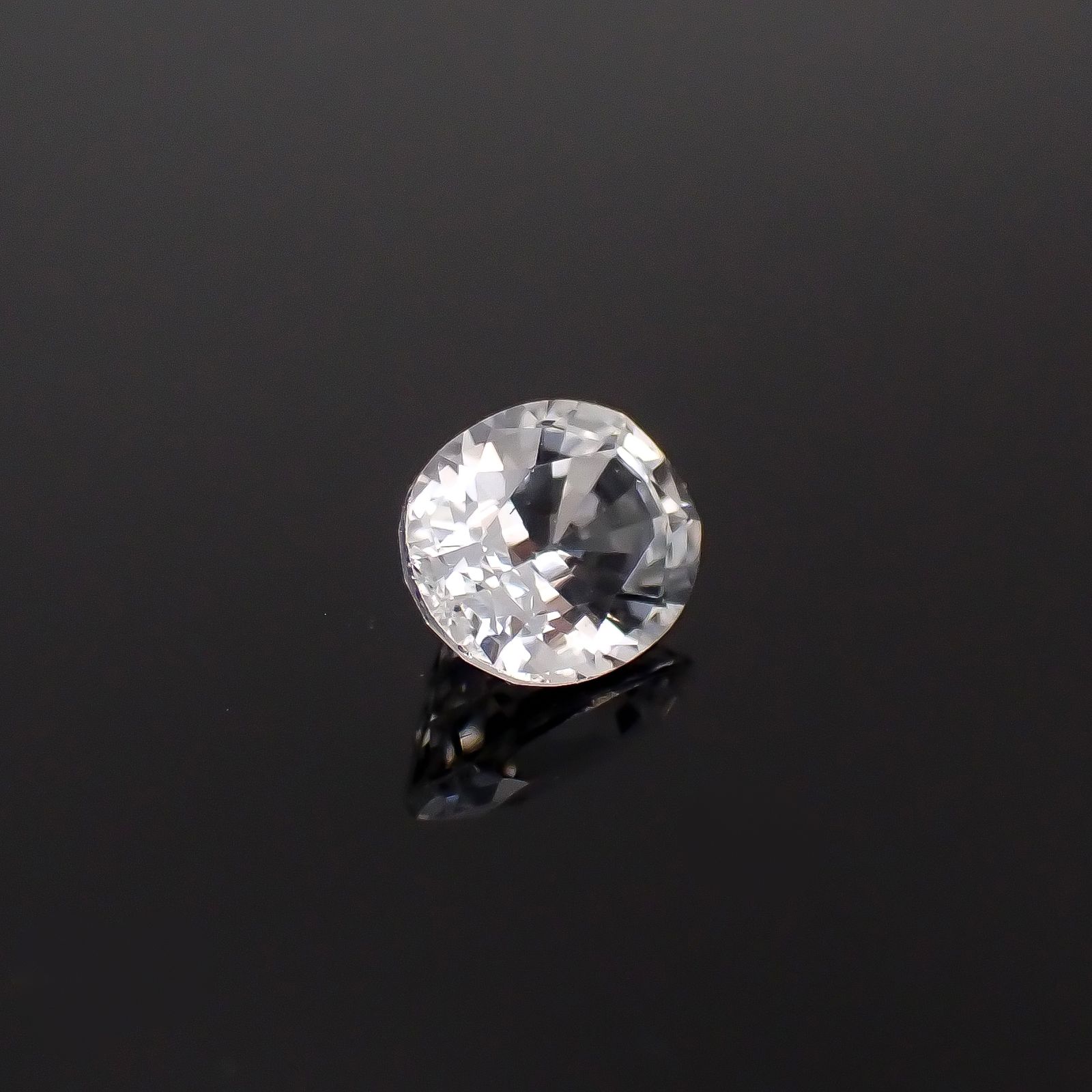カラーレスサファイア スリランカ産 0.47ct[240527482]5x4mm前後