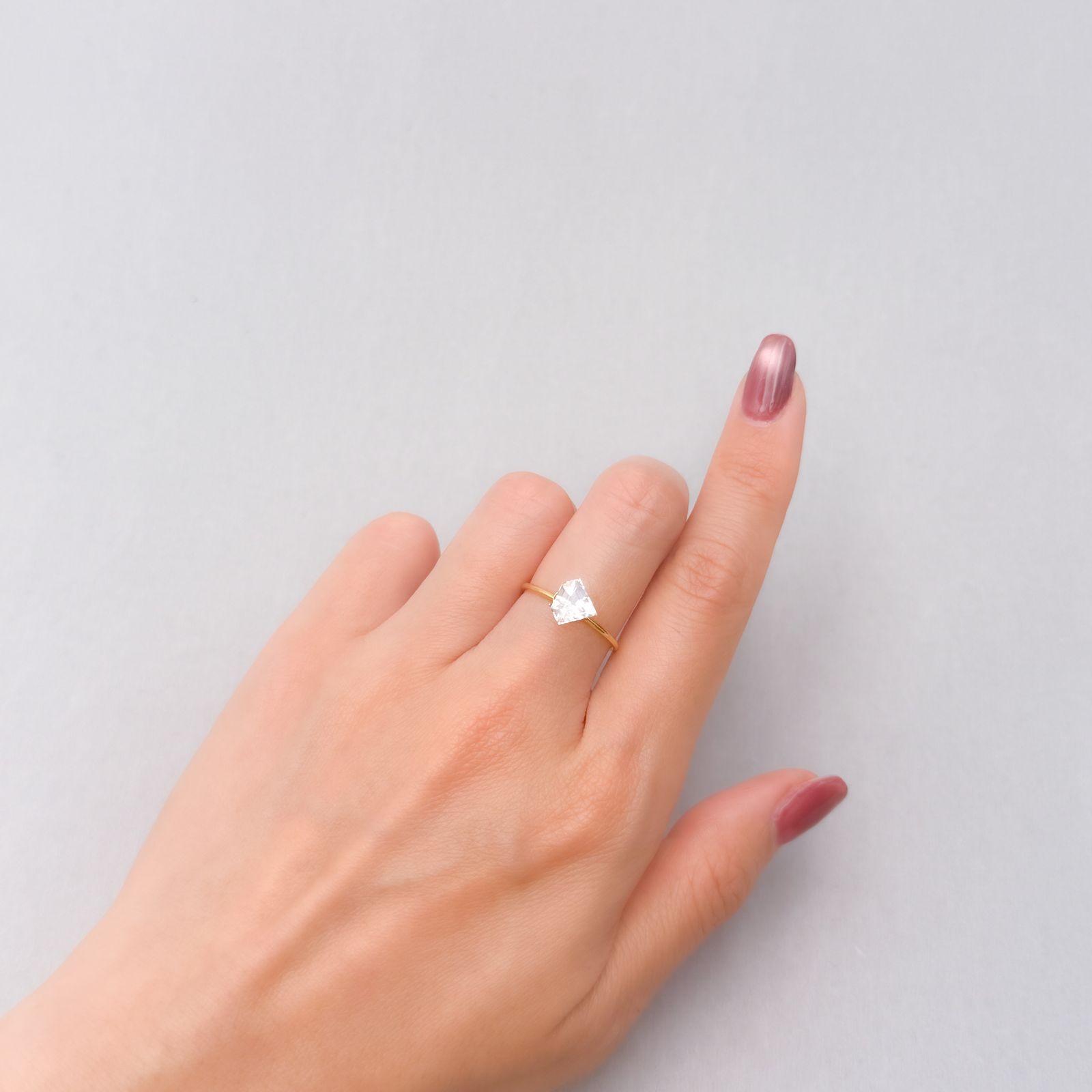 ◇カスタムカット◇レインボームーンストーン マダガスカル産 0.92ct [250229842]7x7.8mm前後