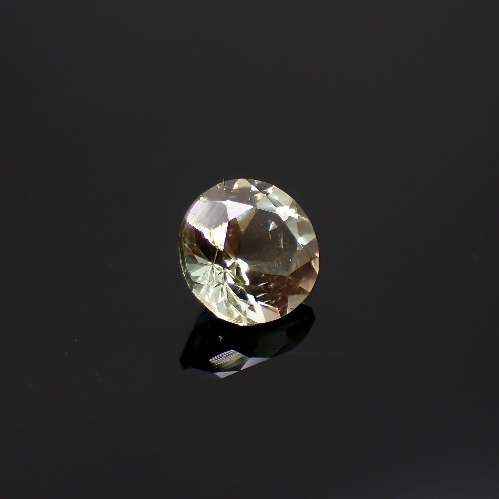 バイカラーオレゴンサンストーン(宝石名ラブラドライト)アメリカ・オレゴン州産 識別済 0.82ct / 6.1x6.1mm前後 [220616439]