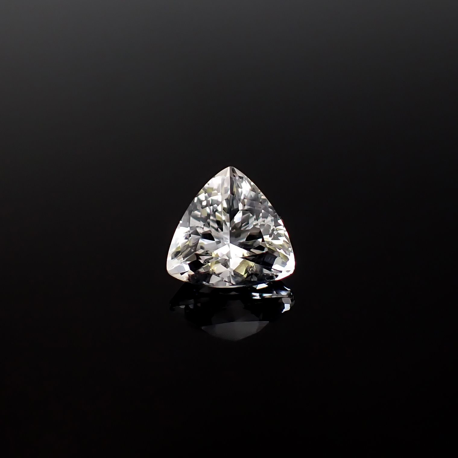 日本水晶 滋賀県田上山大谷河原産 3.04ct / 9.8x10.1mm前後 [260632418]