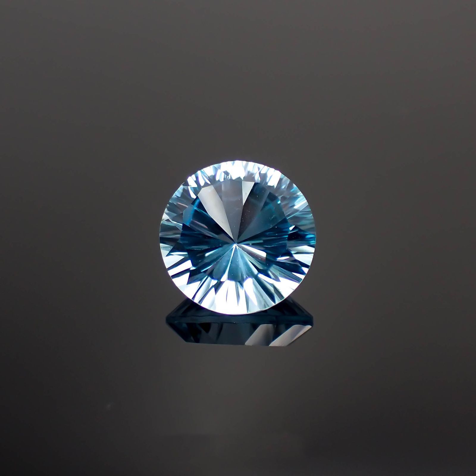 ブルートパーズ ブラジル産 4.18ct[221219318]10x10mm前後