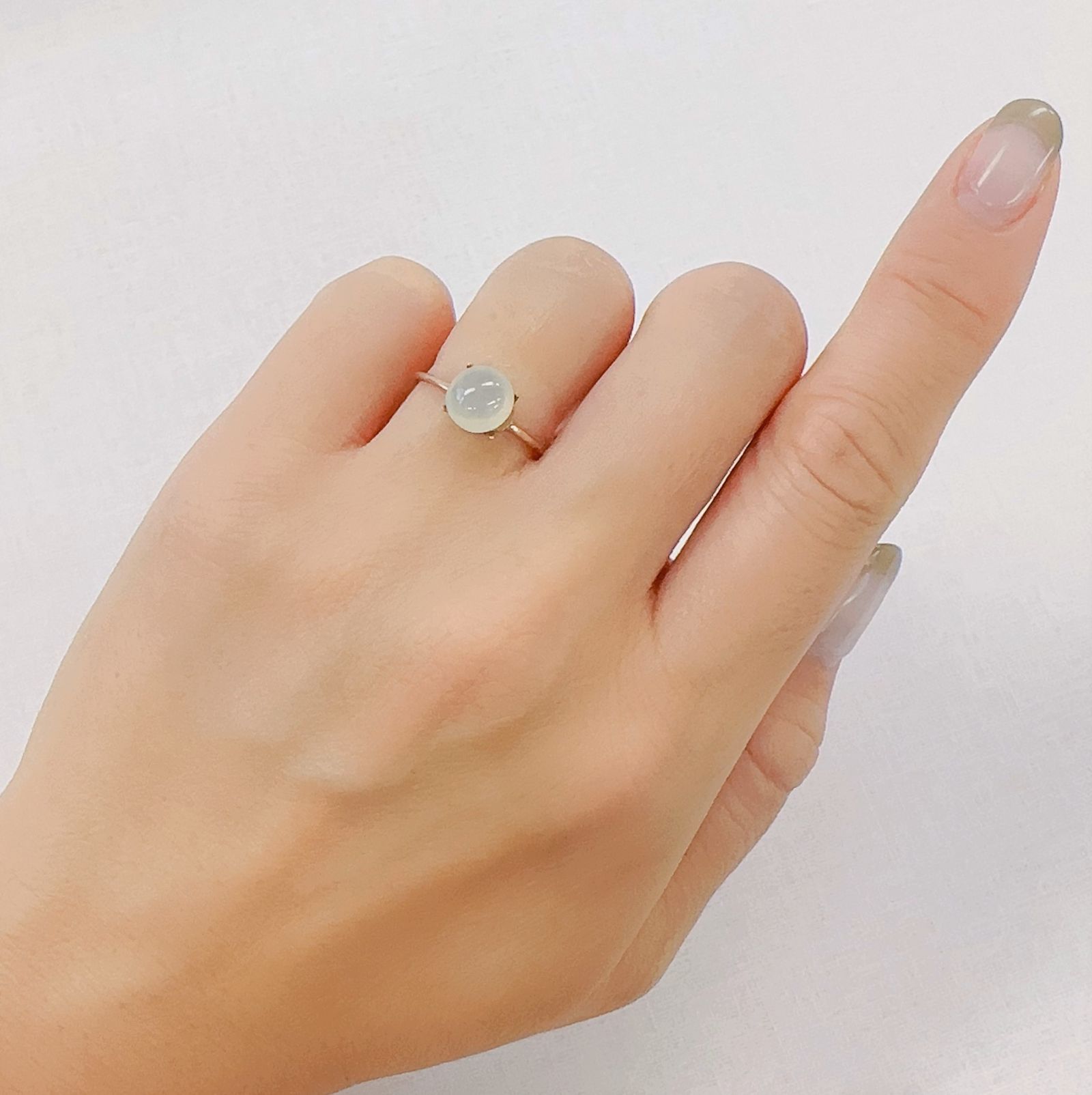 白翡翠(宝石名ホワイト・ジェダイト(翡翠))ビルマ産 1.722ct ソ付(彩珠)[230823224]7.3x7mm前後