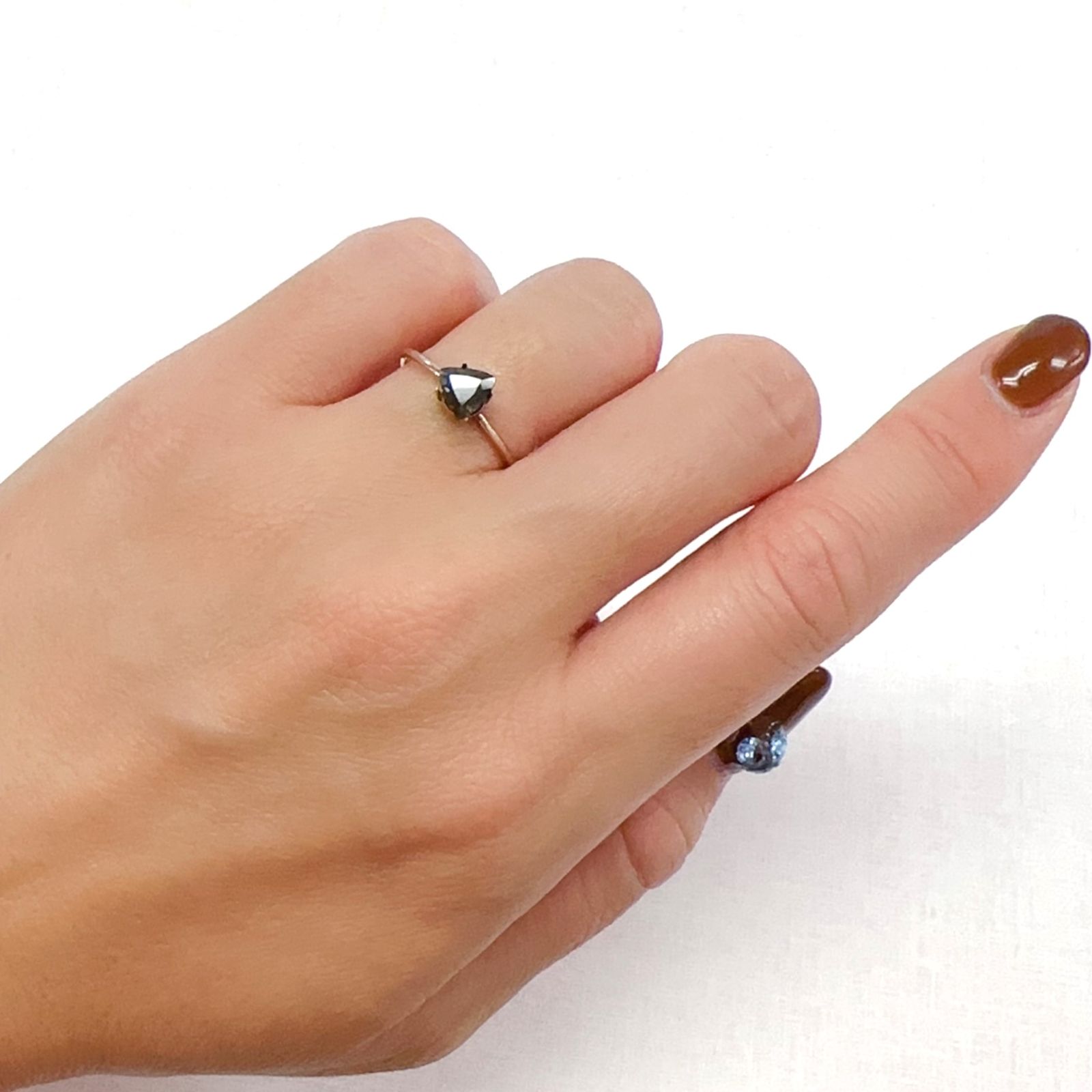 ゴールドシーンサファイア 非加熱(宝石名シーン・サファイア)ケニア産 0.739ct ソ付(彩珠)[231023912]5.6x5.6mm前後