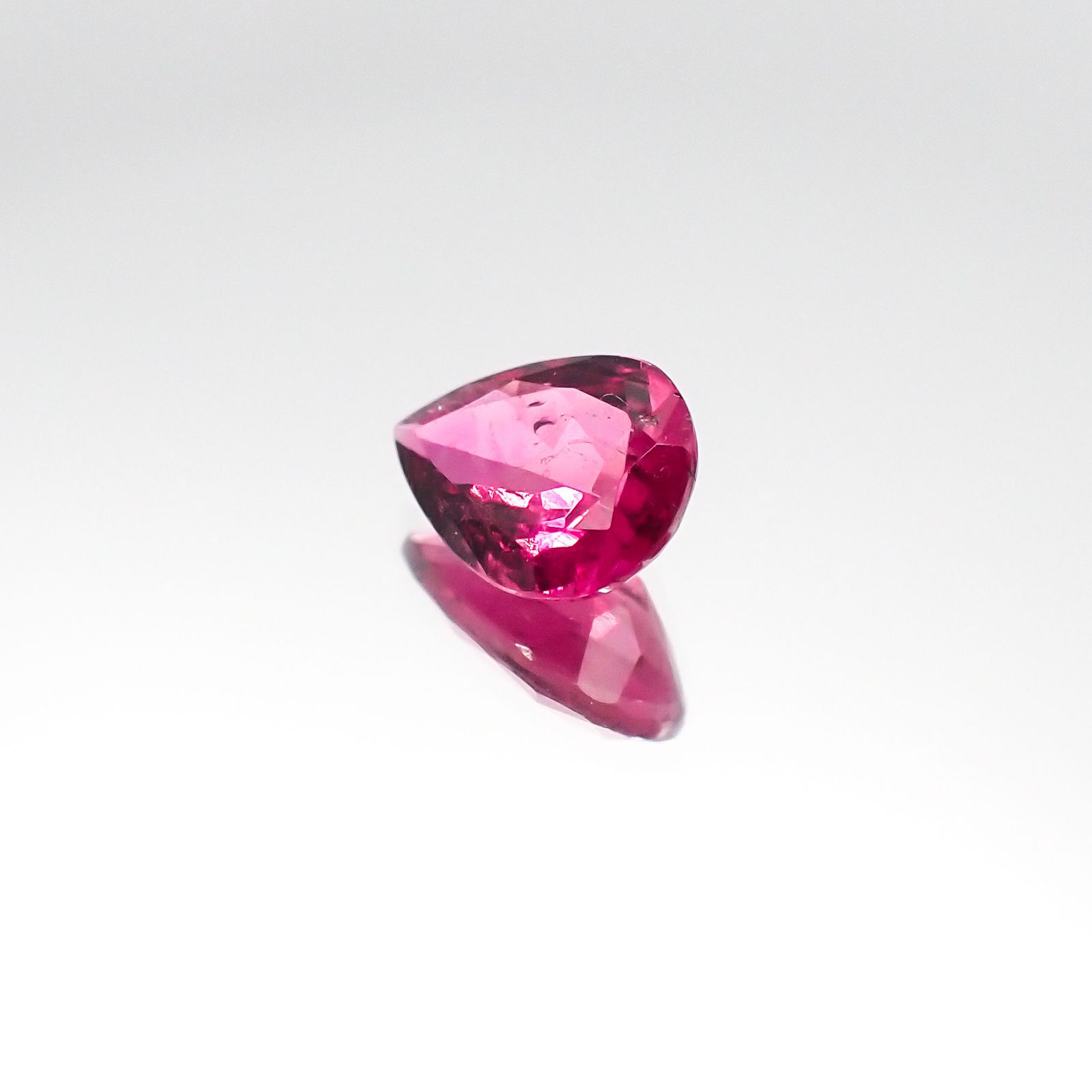 パープルトルマリン(宝石名パープル・トルマリン)ブラジル産 0.88ct 識別済[231023894]8.1x5.7mm前後