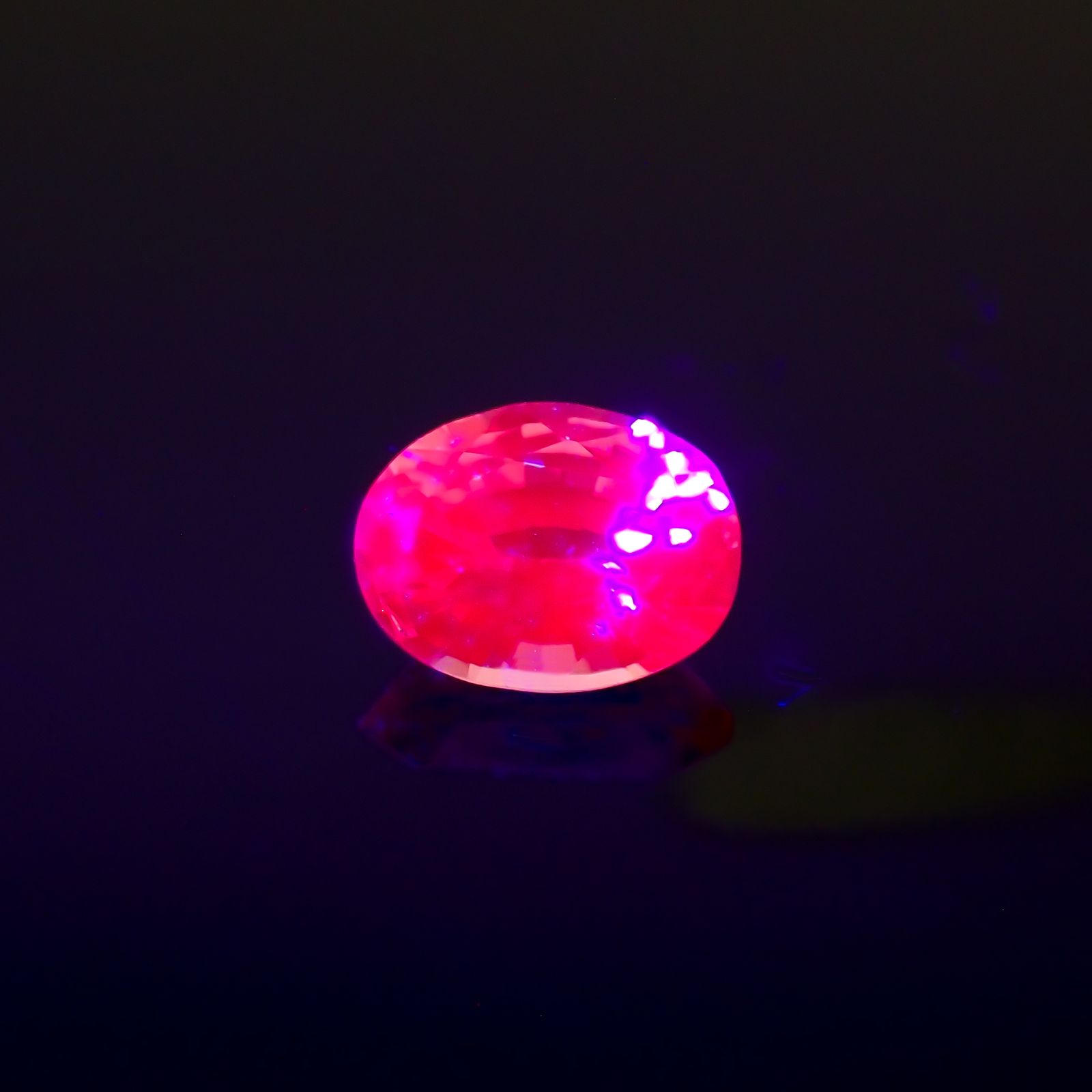 ネオンピンクサファイア スリランカ産 0.30ct[230421533]4.4x3.3mm前後