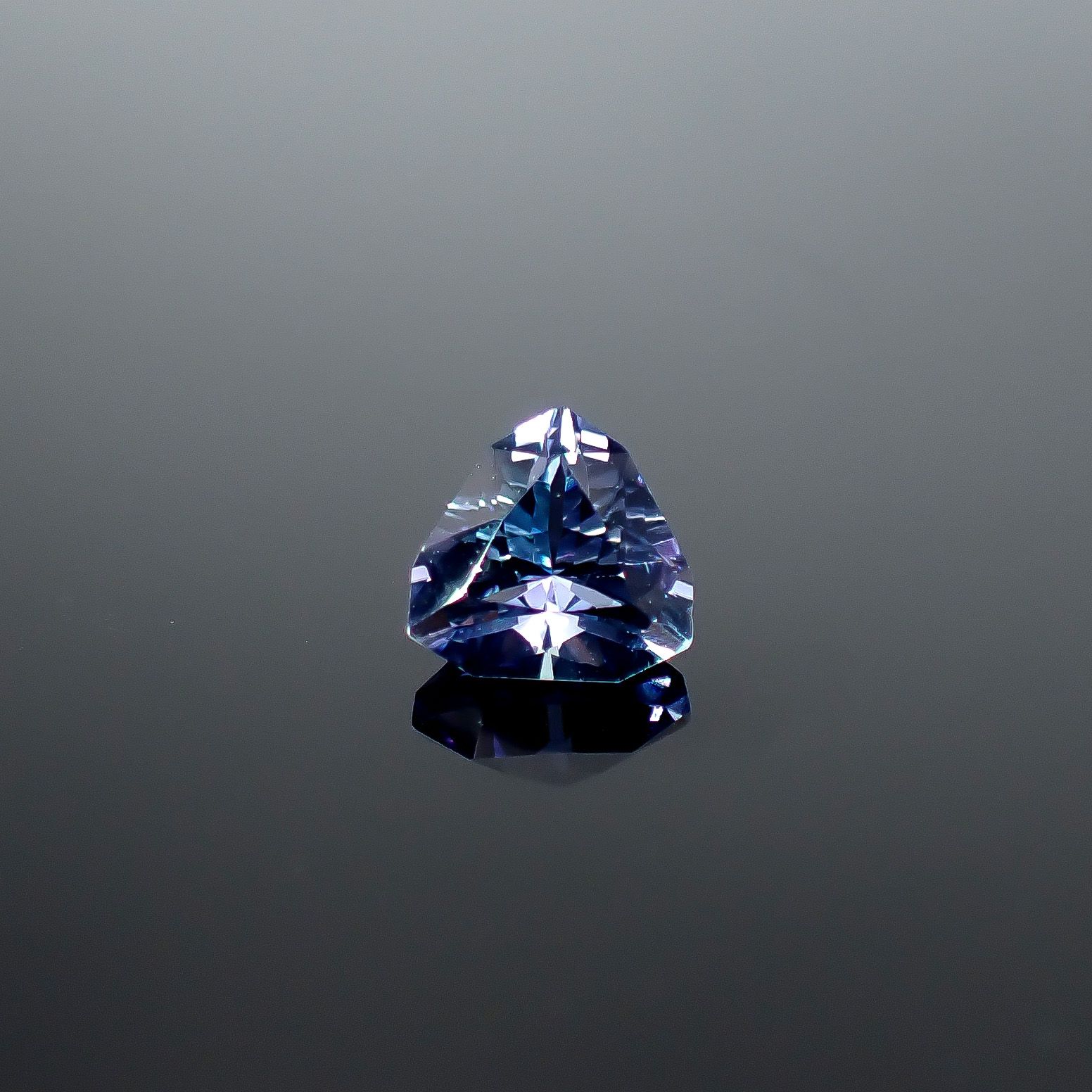 ◇カスタムカット◇タンザナイト 非加熱 タンザニア産 0.75ct / 5.9x5.8mm前後 [251031217]