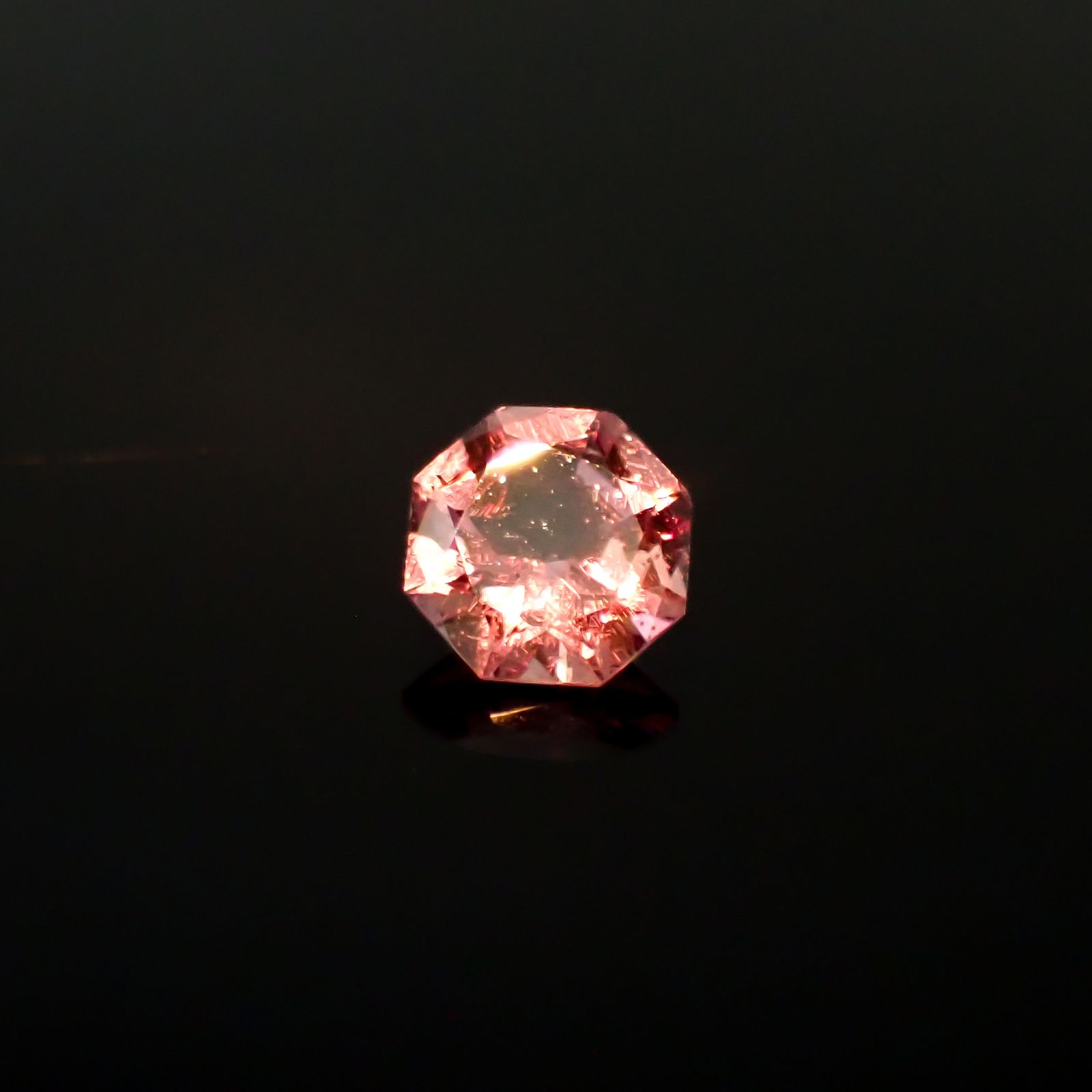 ◇オクタゴンカット◇カラーシフト マラヤガーネット(宝石名ガーネット)タンザニア産 0.95ct 識別済[220113833]6.1x6mm前後