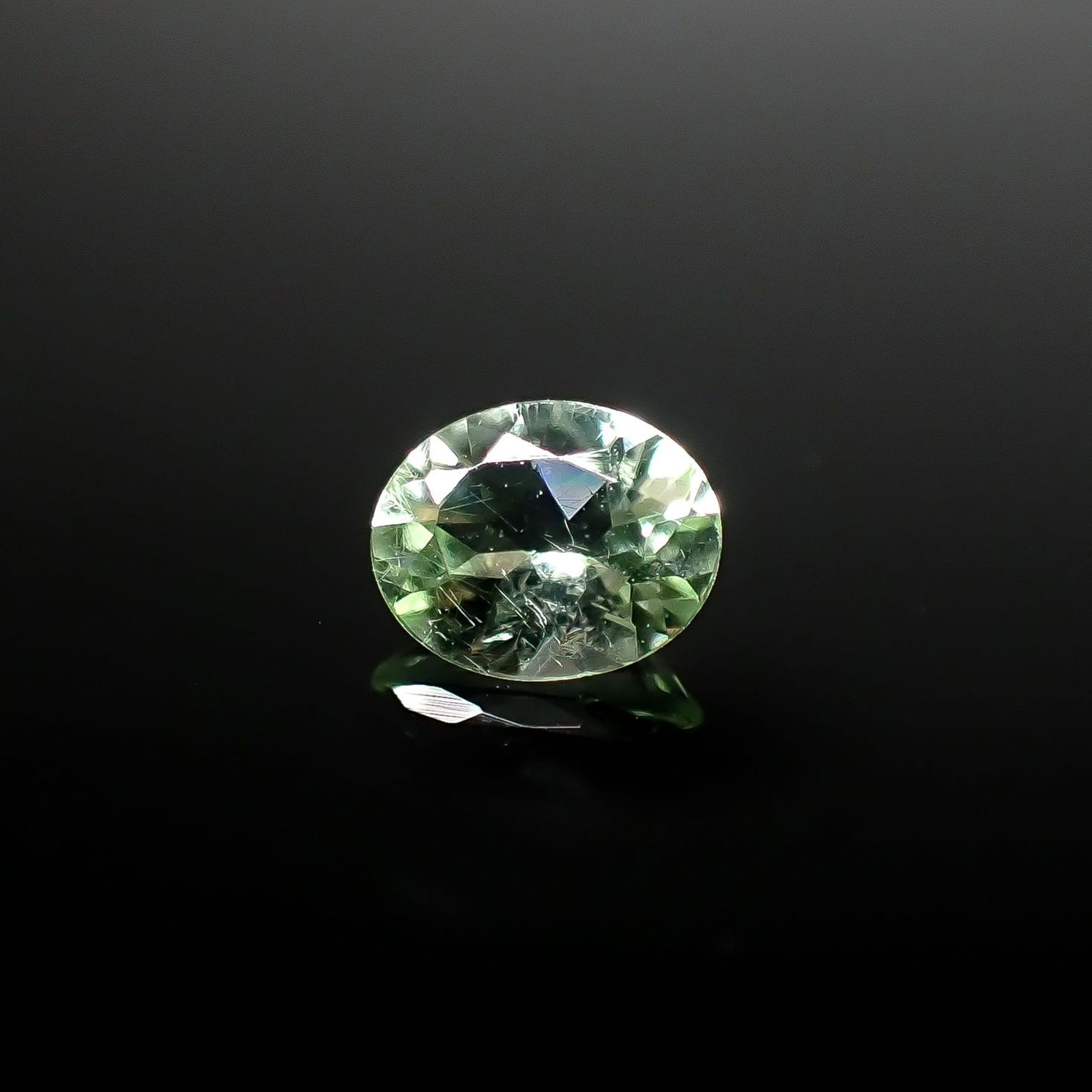 ミントペリドット パキスタン/ノルウェー産 0.33ct / 5.1x4.2mm前後 [250730642]