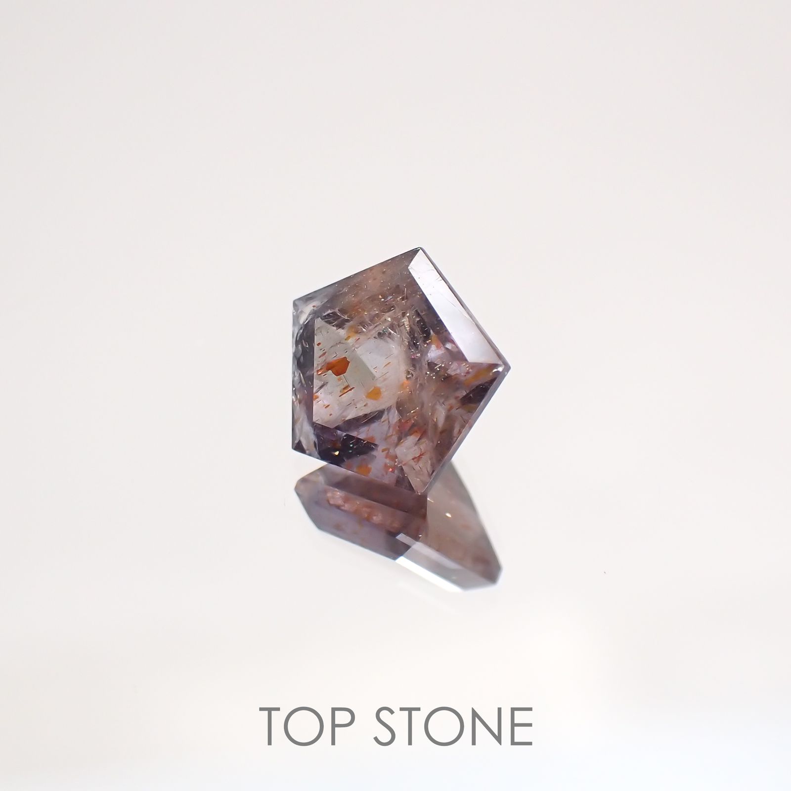 ◇ペンタゴンカット◇ブラッドショットアイオライトSA(宝石名アベンチュリン・アイオライト) インド産 0.68ct 識別済[210610986]6.2×6mm前後