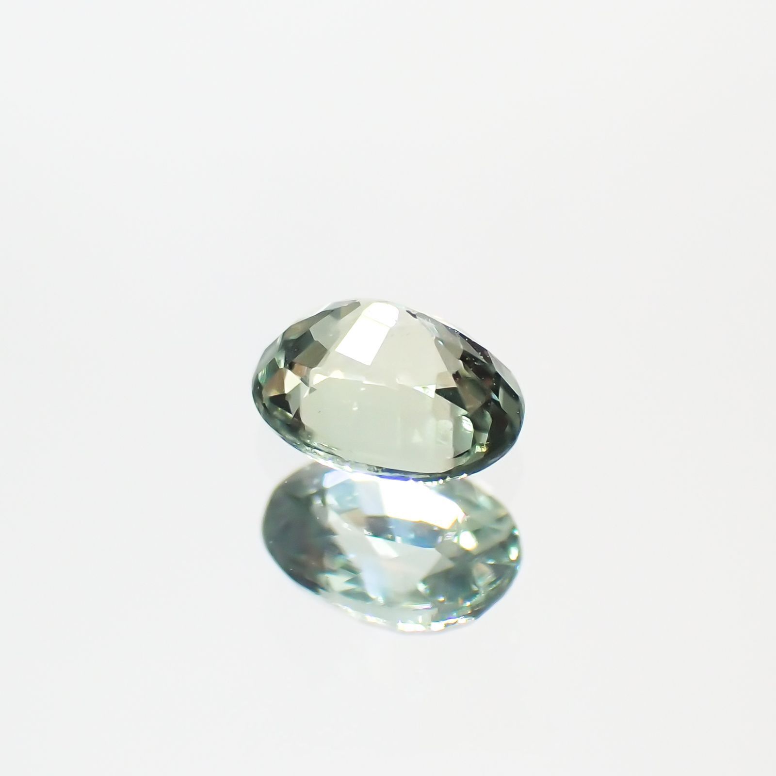 アレキサンドライト(宝石名アレキサンドライト) マダガスカル産 0.277ct ソ付(彩珠)[20117006]4.3×3.3mm前後