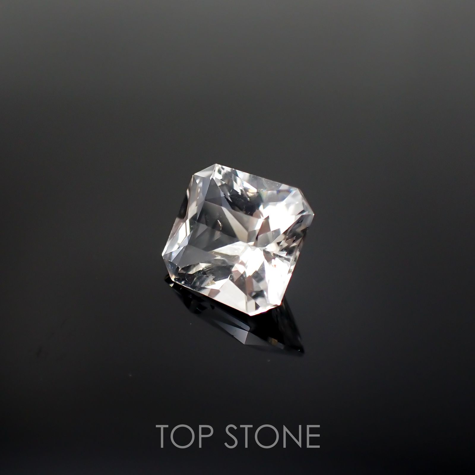 フェナカイト(宝石名ホワイト・フェナカイト) ブラジル産 4.726ct ソ付(彩珠)[210812706]11×9.7mm前後