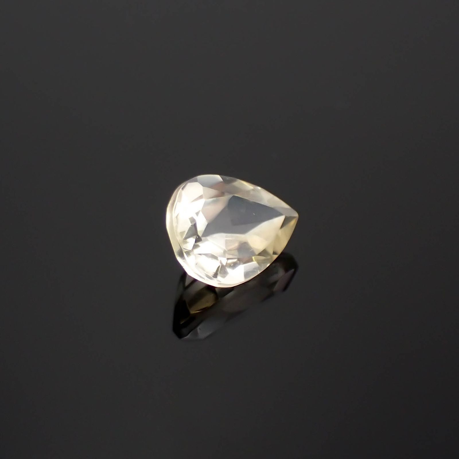 ゴールデンラブラドライト メキシコ産 1.19ct / 8.1x6.3mm前後 [251220367]