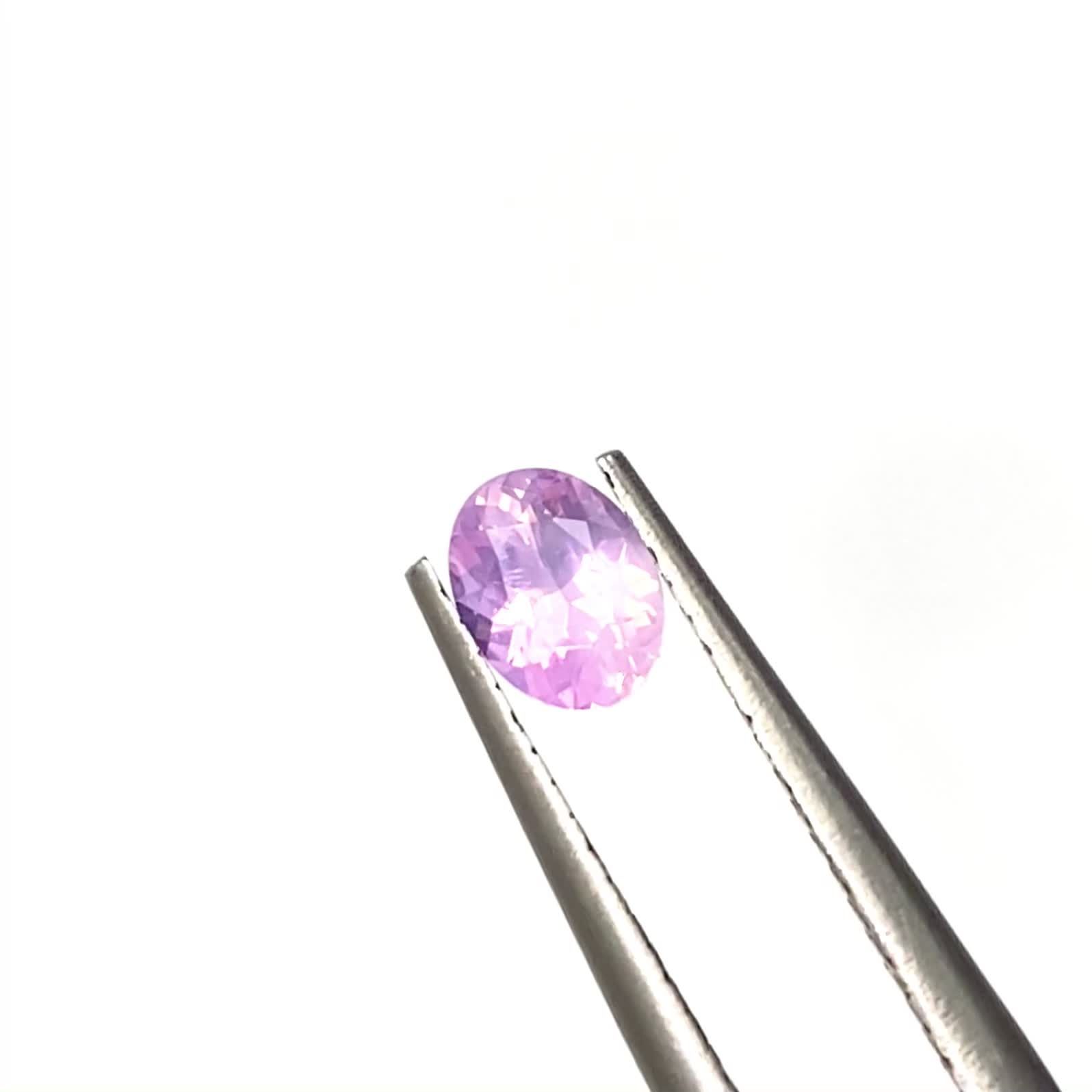 シルキーピンクサファイア 非加熱 ベトナム産 0.38ct / 5.1x3.8mm前後